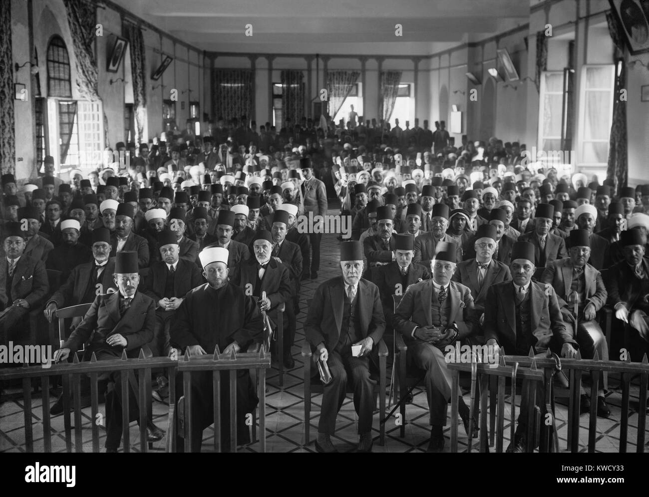 Rassemblement de protestation arabe à Jérusalem au cours de la session 1929 des émeutes. Cinq dirigeants palestiniens dans la rangée avant. L-R : Non ID ; Grand Mufti de Palestine, Amin Husseini ; Musa Kazim al-Husayni Pasha, Congrès arabe de Palestine ; Raghib al-Nashashibi, BSLOC De National (2017 1 192) Banque D'Images