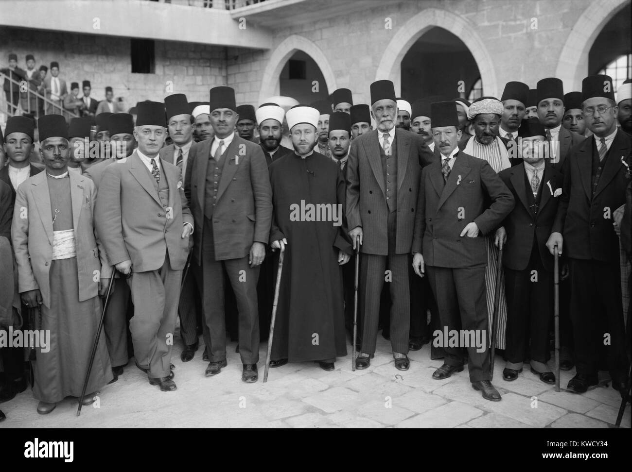 Une délégation de protestation arabe aller à Londres en décembre 1929. Rangée avant : 2e de gauche, Raghib al-Nashashibi ; 4ème de gauche Grand Mufti de Palestine, Amin Husseini ; 5ème de gauche Musa Kazim al-Husayni Pasha, Congrès arabe de Palestine (BSLOC 2017 1 193) Banque D'Images