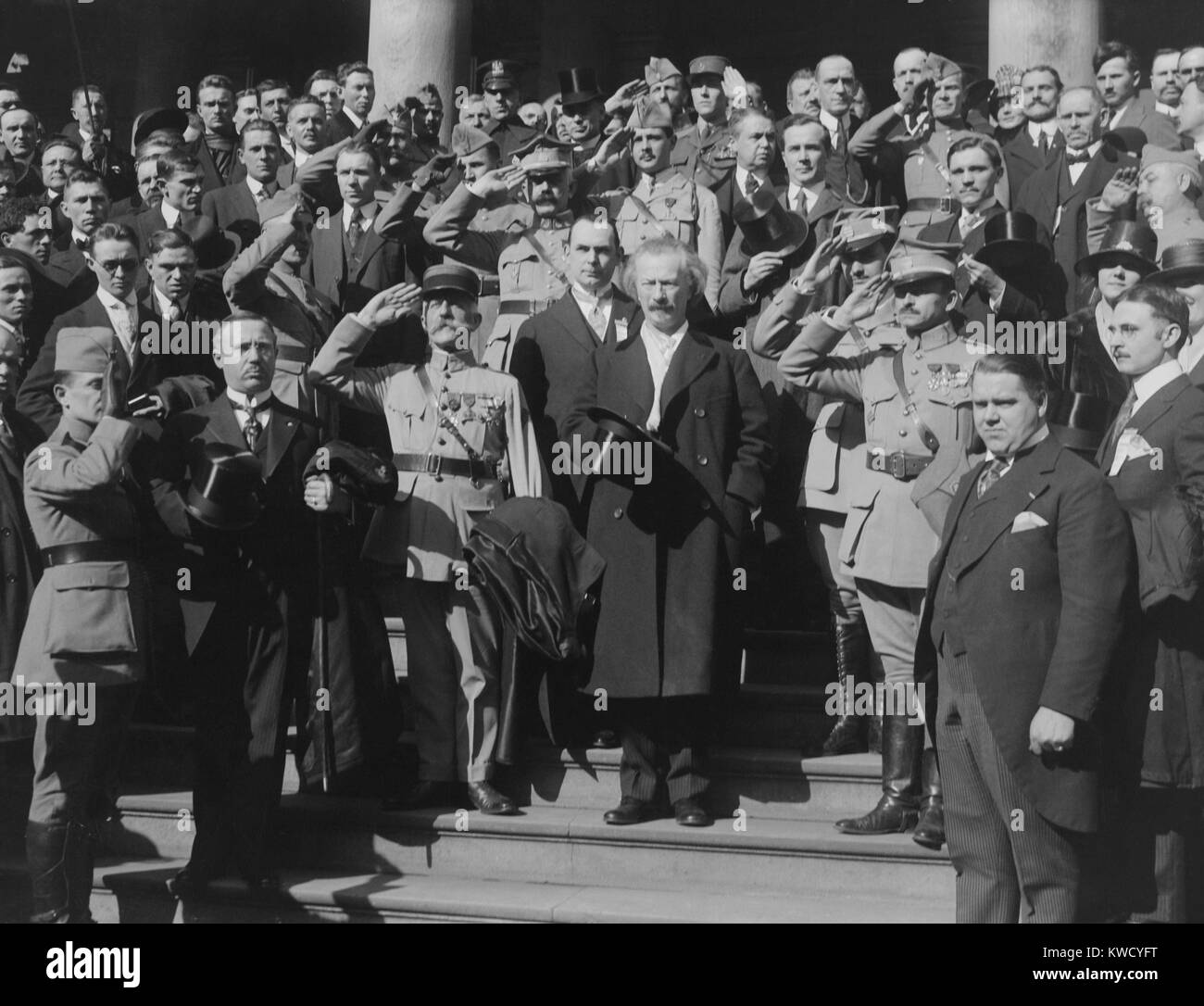 Ignacy Jan Paderewski, avec les nationalistes polonais à New York City Hall, c. 1918. Paderewski recrutés dans l'Armée polonaise de nous battre sur le front de l'Ouest avec les alliés. Il a servi comme Premier ministre polonais en 1919 (BSLOC 2017 2 150) Banque D'Images