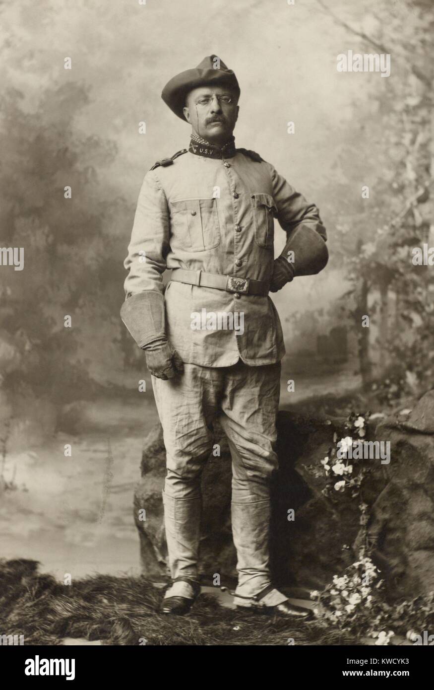Le colonel Theodore Roosevelt en uniforme de la 1ère Cavalerie volontaire des Etats-Unis, le 26 octobre 1898. Photo de George Gardner Rockwood. Inclus un slouch hat uniforme marron, pantalon, jambières, bottes, avec des mouchoirs nouées autour du cou (BSLOC 2017 6 36) Banque D'Images