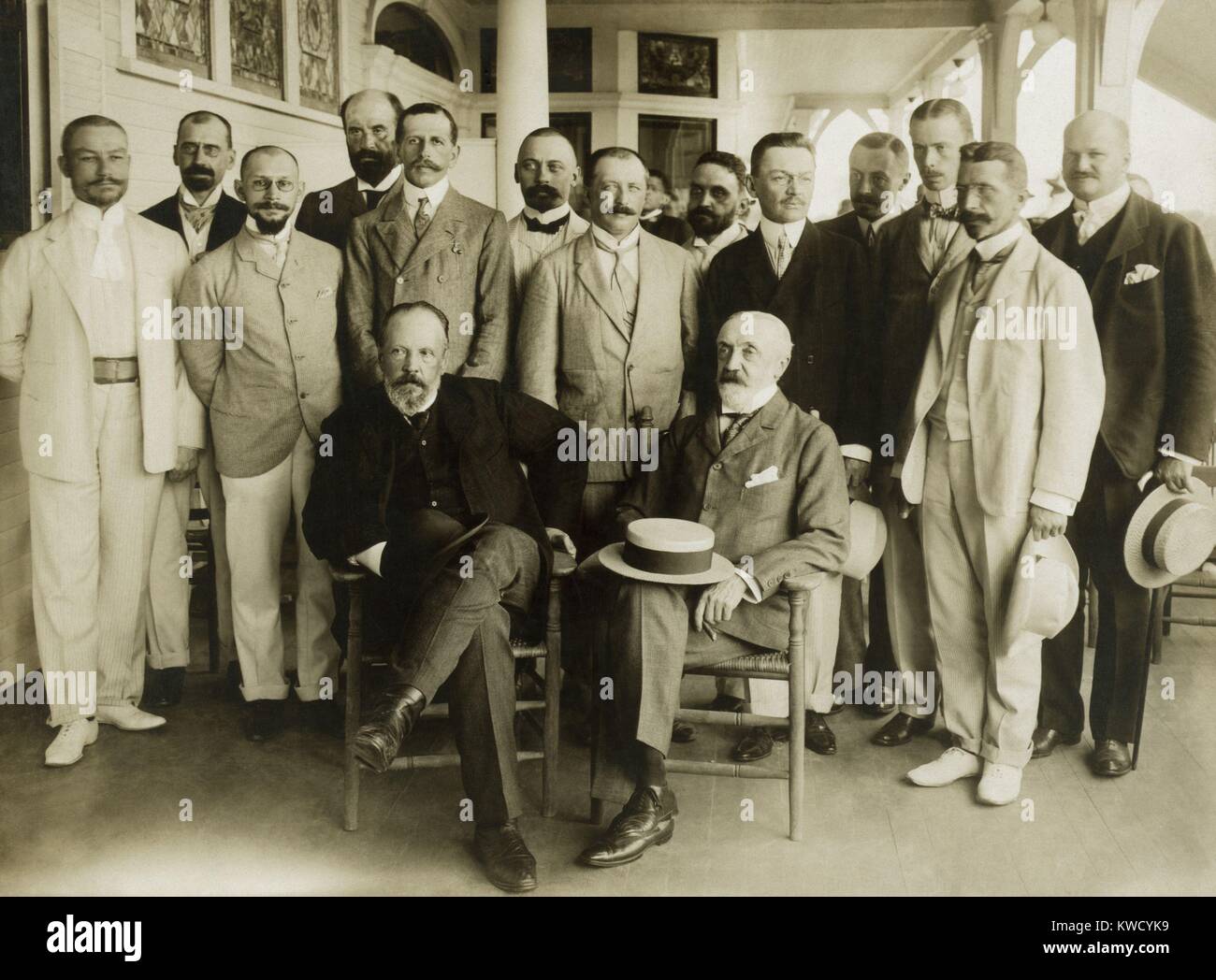 Délégation russe à la Conférence de paix de Portsmouth, août 1905. Assis sont Count Serge Witte et Romain Baron Rosen. Debout derrière eux sont membres du personnel russe (BSLOC 2017 6 39) Banque D'Images