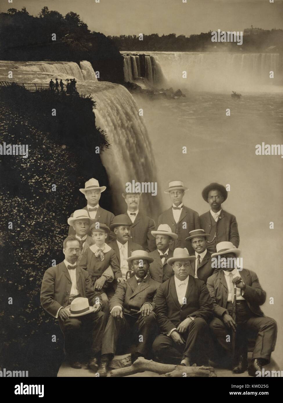 Fondateurs du mouvement du Niagara en surimpression sur une image de Niagara Falls, en 1905. Première rangée, L-R :, Henry L. Baily de Washington, D.C. ; Clement G. Morgan du Massachusetts ; W.H.H. Hart, de Washington, D.C., et Bosch Smith du Kansas. Rangée du milieu, L-R : Frederick L. McGhee du Minnesota ; Norris Bumstead Herndon, fils d'Alonzo Herndon ; J. Max coiffure de l'Illinois ; W.E.B. Du Bois d'Atlanta (Géorgie), et Robert Bonner du Massachusetts. Rangée arrière, L-R : H.A. Thompson de New York ; Alonzo F. Herndon de Géorgie ; John Hope de la Géorgie : et un homme non identifié, peut-être James R.L. Diggs (BSLOC   2017 20 159) Banque D'Images