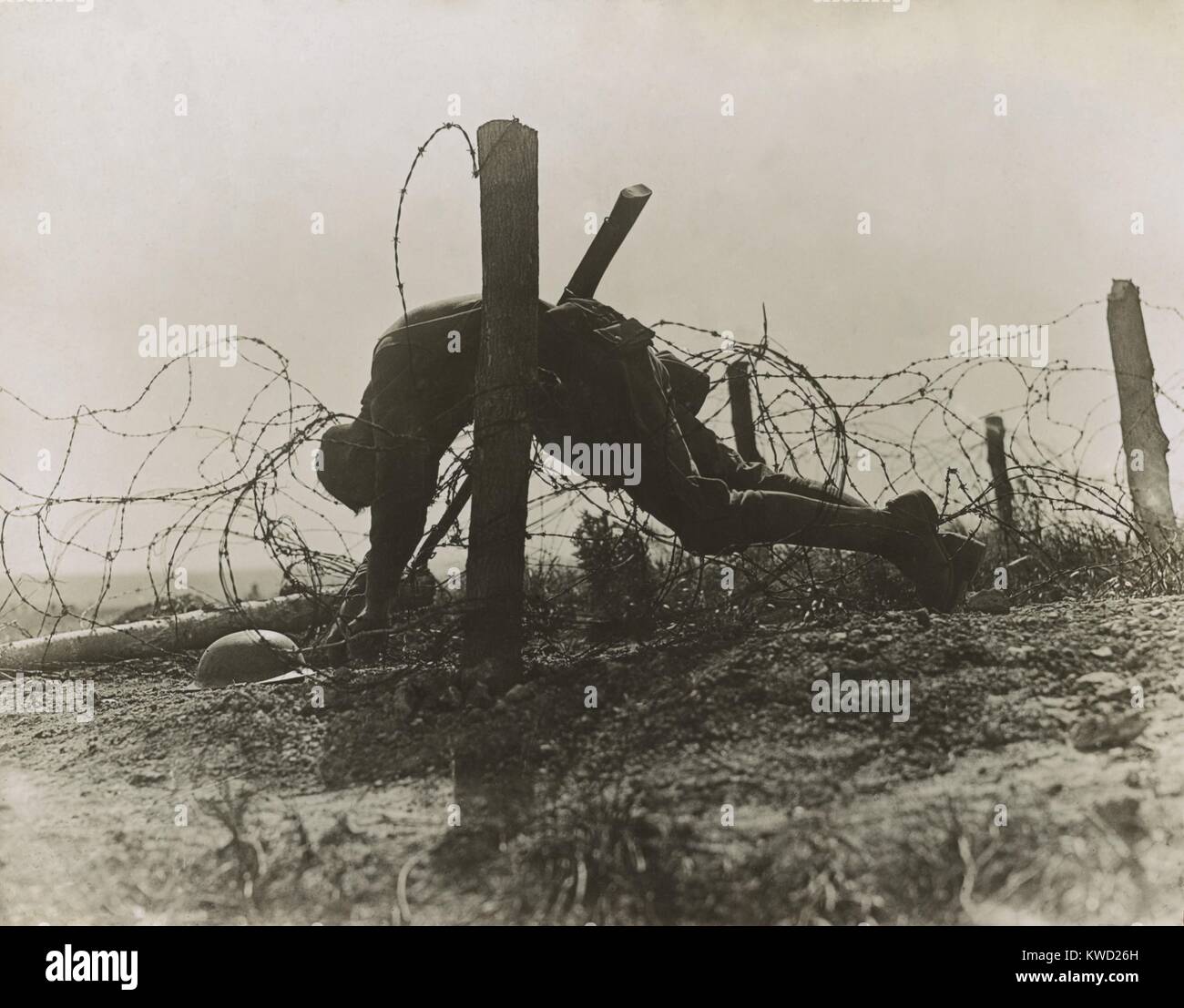 Dans le FIL, le corps d'un soldat américain capturé sur les barbelés, probablement en France, 1918. Photo par Eyre Powell, chef du Bureau de presse de l'Union Pacific, qui a été joint à l'armée américaine 89e Division d'infanterie, qui a combattu en France en 1918 (BSLOC   2017 20 179) Banque D'Images