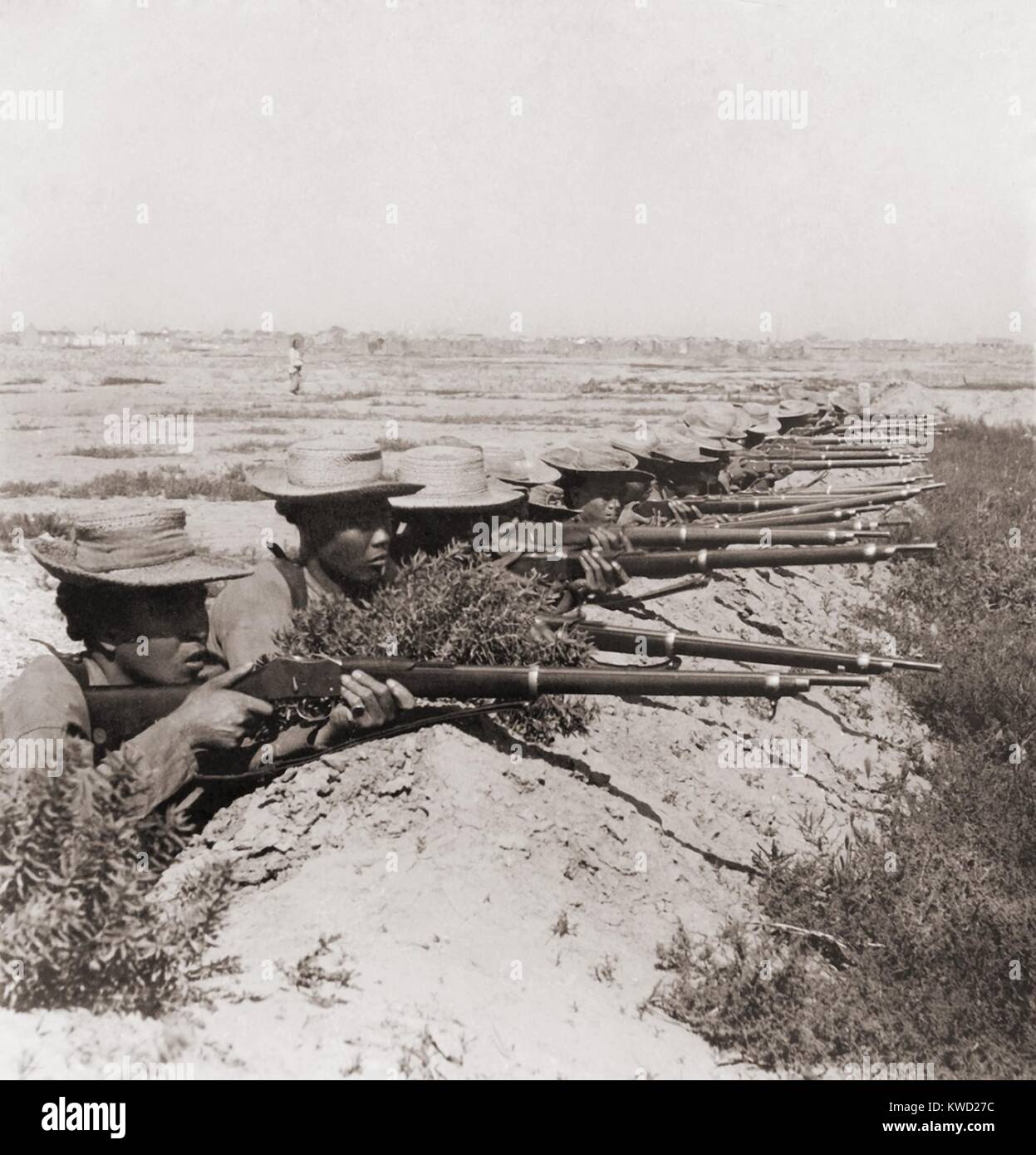 Des soldats chinois dans une tranchée près de Tientsin (Tainjin), Chine, juin-juillet 1900. Pendant la révolte des Boxers en Chine du nord, l'armée régulière se sont battus avec les rebelles Boxer irréguliers contre les envahisseurs des armées européennes et japonaises. Le film 1963, 55 jours à Pékin, était fondée sur la guerre (BSLOC   2017 20 22) Banque D'Images