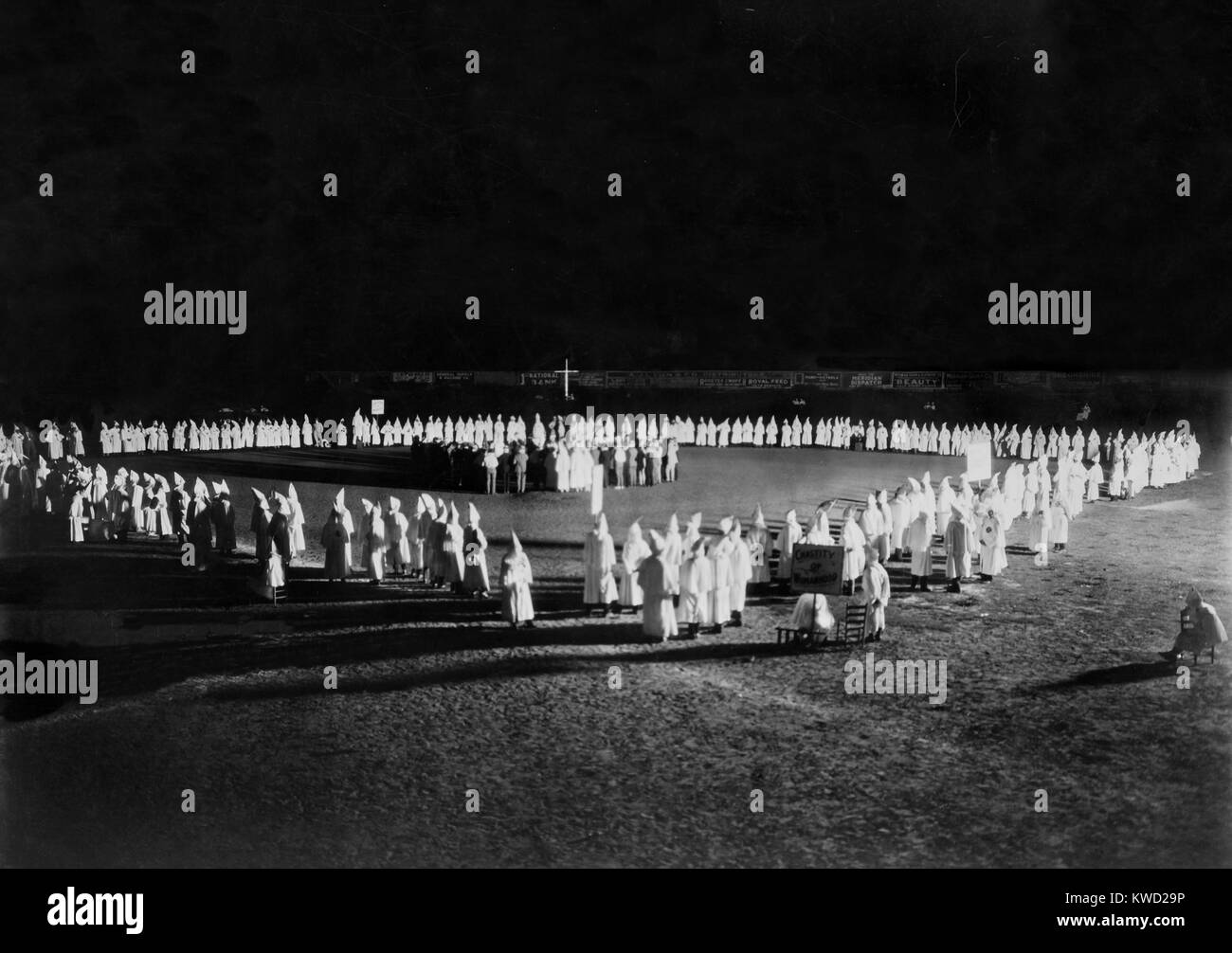 Ku Klux Klan nuit ouverture dans le Mississippi est dramatisé par la lumière artificielle en août 1923. Photo par Hammond Studios, Méridien et Jackson, au Mississippi (BSLOC   2017 20 71) Banque D'Images