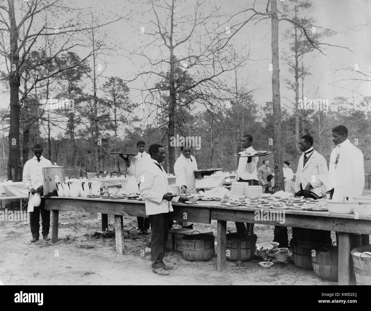 Les étudiants afro-américains de servir un repas en plein air à l'Institut Tuskegee, ch. 1890-1910. Service au restaurant était une carrière ouvert aux hommes africains-américains dans tout le pays, y compris la demande croissante de porteurs de wagons sur les chemins (BSLOC   2017 20 136) Banque D'Images