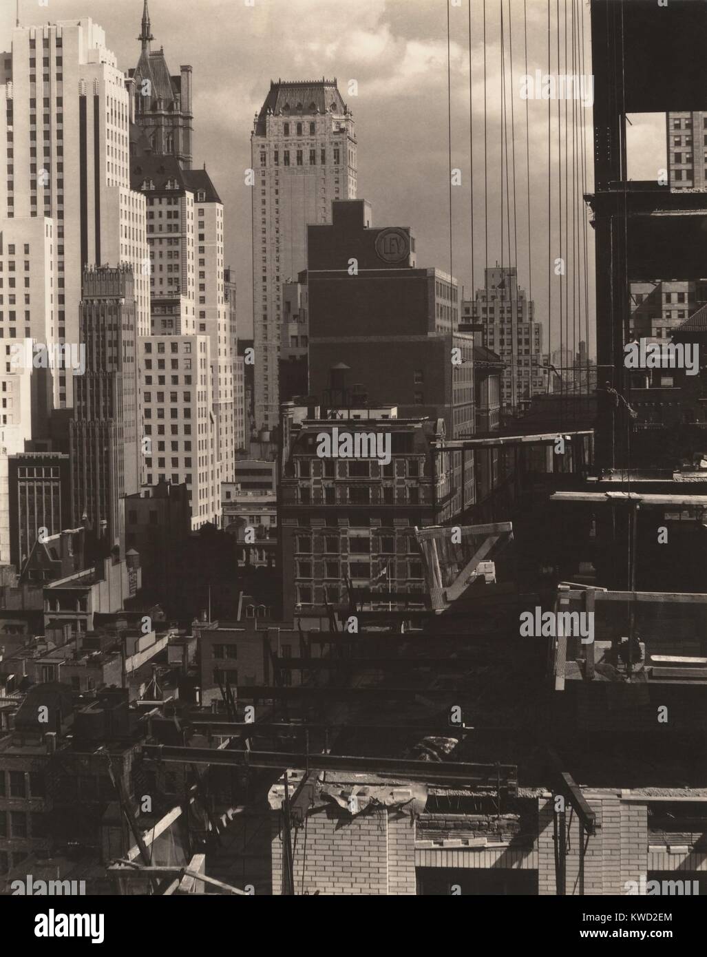 De ma fenêtre à un endroit, au nord, par Alfred Stieglitz, 1931. Les bâtiments de la ville de New York vu d'Stieglitzs dix-septième étage, galerie d'art, un lieu, à la 53e Rue et Madison Avenue (BSLOC   2017 20 182) Banque D'Images