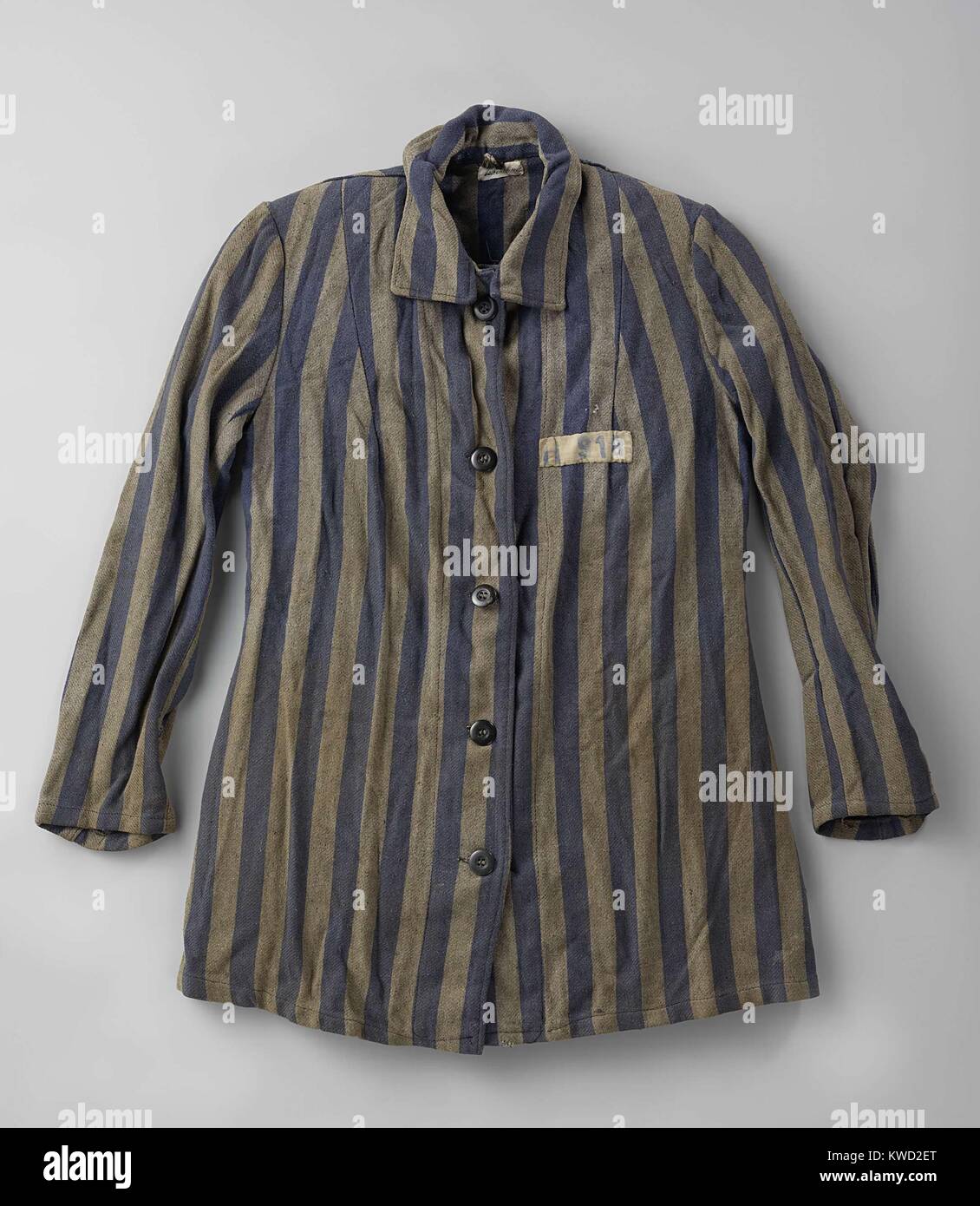 Camp de concentration Nazi à rayures, manteau porté par survivant de l'Holocauste, Isabel Maria Wachenheimer à partir de Hambourg. L'uniforme à rayures numérotées allemand a été porté en Lenzing-Pettighofen camp de concentration en Autriche pendant la Deuxième Guerre mondiale. Isabel a survécu à la guerre, Karl mariés Elon, et meurt à l'âge de 82 ans aux États-Unis (BSLOC   2017 20 186) Banque D'Images