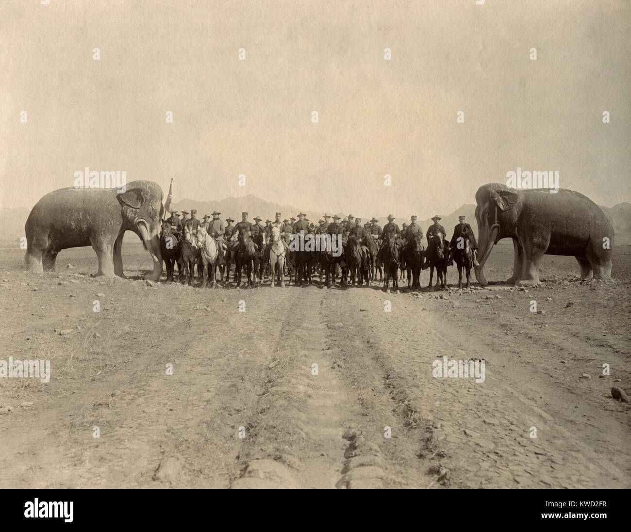 6e Cavalerie à nous les Tombeaux Ming pendant la révolte des Boxers, Août-sept. 1900. Ils quittèrent le continent américain à se joindre à l'Alliance de l'Eight-Nation secours légations (BSLOC   2017 20 35) Banque D'Images