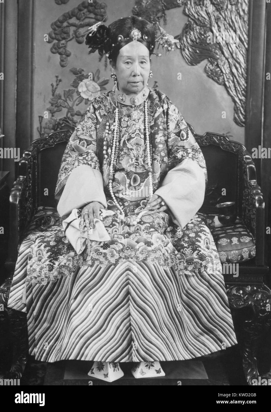 L'Impératrice douairière Cixi (Tzu-His), était le principal Royal en Chine à partir de 1861-1908. Elle a d'abord statué comme régent pour son fils, l'Empereur Tongzhi à partir de 1861-1873. Après son court règne, elle reprend la régence pour les jeunes de l'empereur Guangxu 1883-1889. L'impératrice Cixi conservé un pouvoir considérable au cours de son règne et assumé regency pour une troisième fois lors de son emprisonnement par les forces conservatrices, qui craint son parti libéral, s'occidentaliser politiques (BSLOC 2017 20 5) Banque D'Images