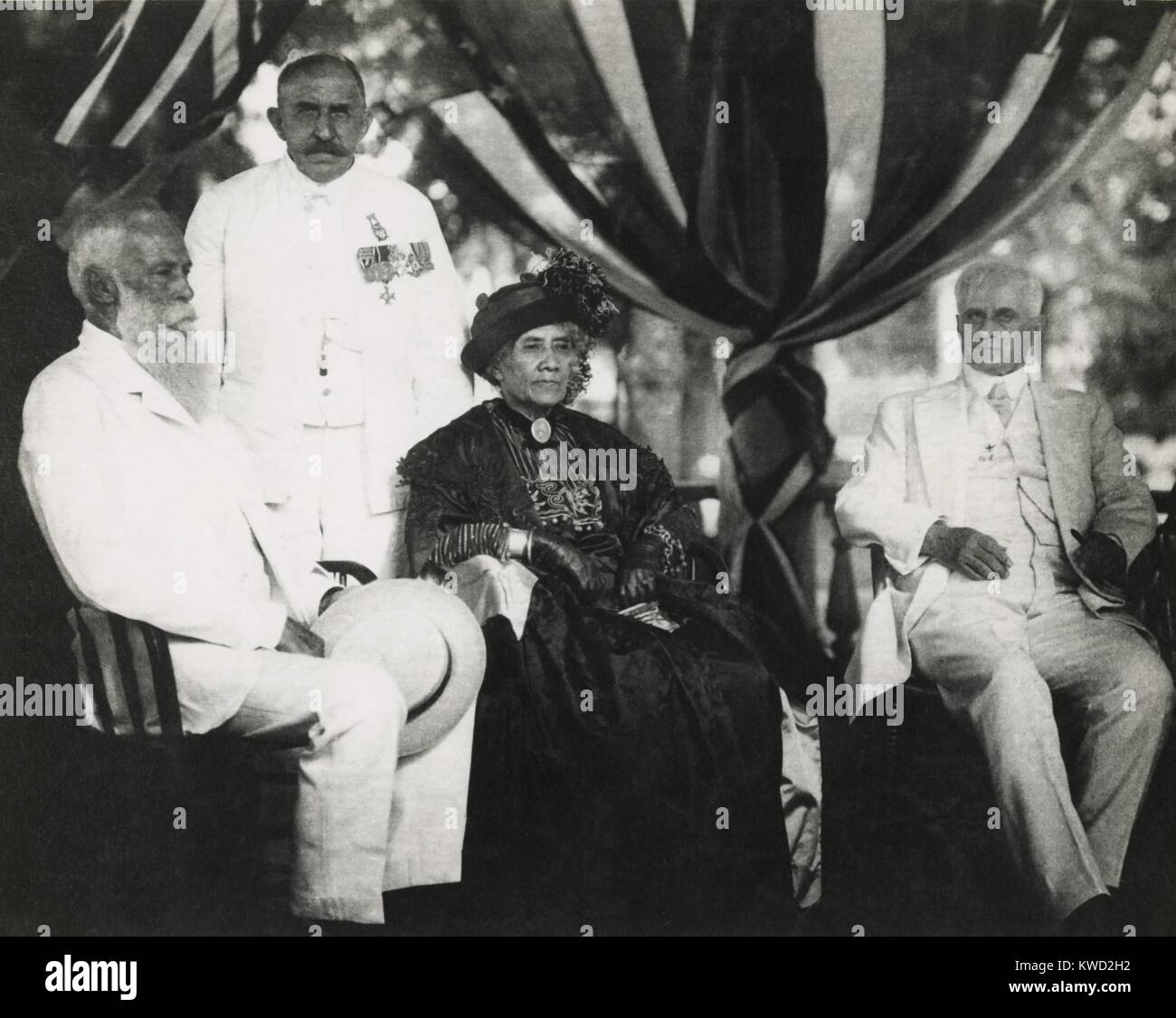 Ex-Queen Liliuokalani sur ses 70 ans, assise avec Sanford Dole (à gauche) en 1914. Sur la droite se trouve Lucius Eugene Pinkham, gouverneur des Territoires. Deux décennies de plomb au début d'un coup détat Dole qui a renversé la dynastie Kamehameha, et de l'état de Liliuokalani. L'article est l'allemand, Henry (Henri) Berger, était un compositeur et chef de fanfare royale de Prusse, et crédités par Liliuokalani comme le père de la musique Hawaiienne (BSLOC___2017 20 65) Banque D'Images