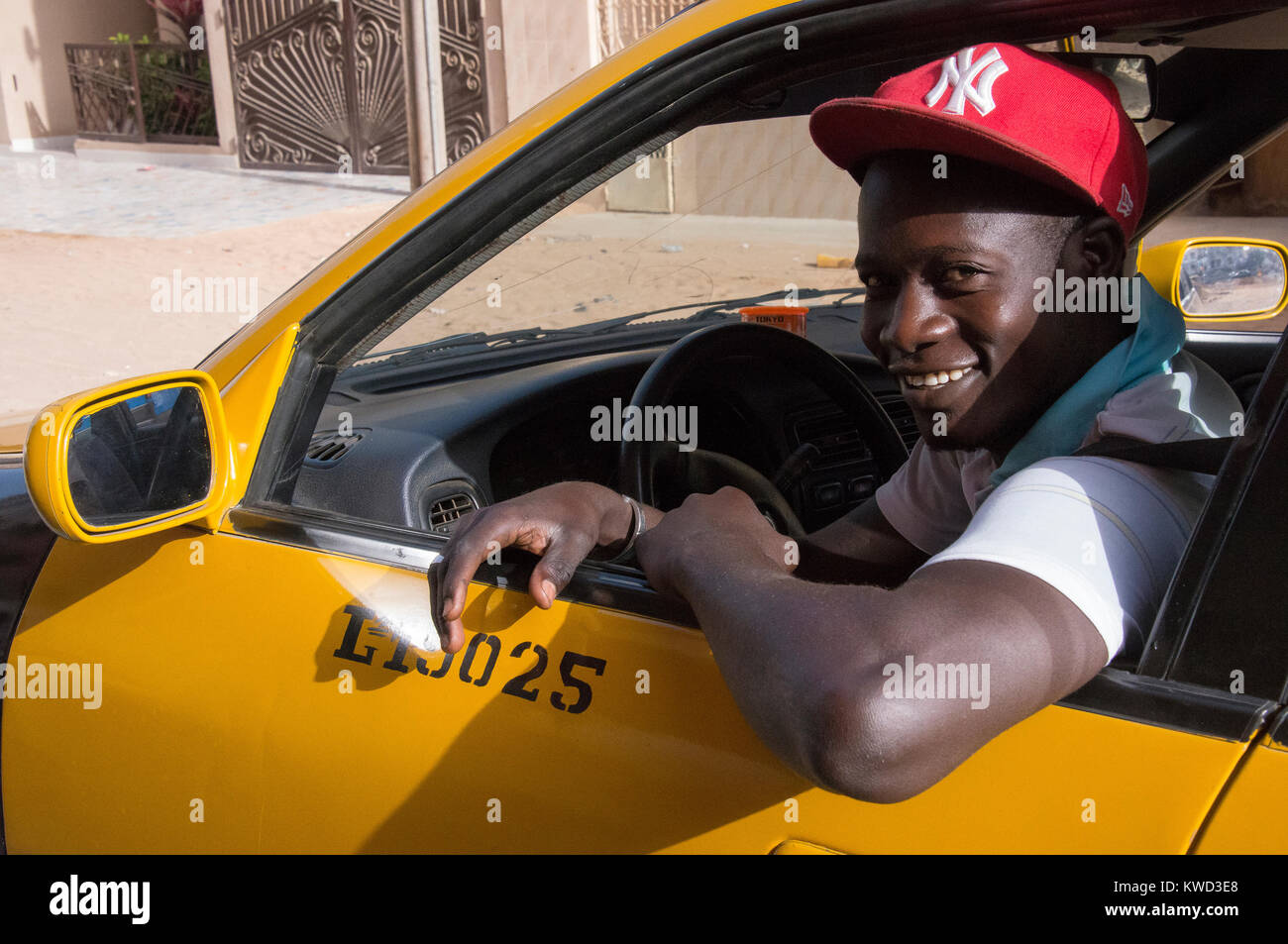 Chauffeur de taxi dans un quartier de Dakar, Sénégal Banque D'Images
