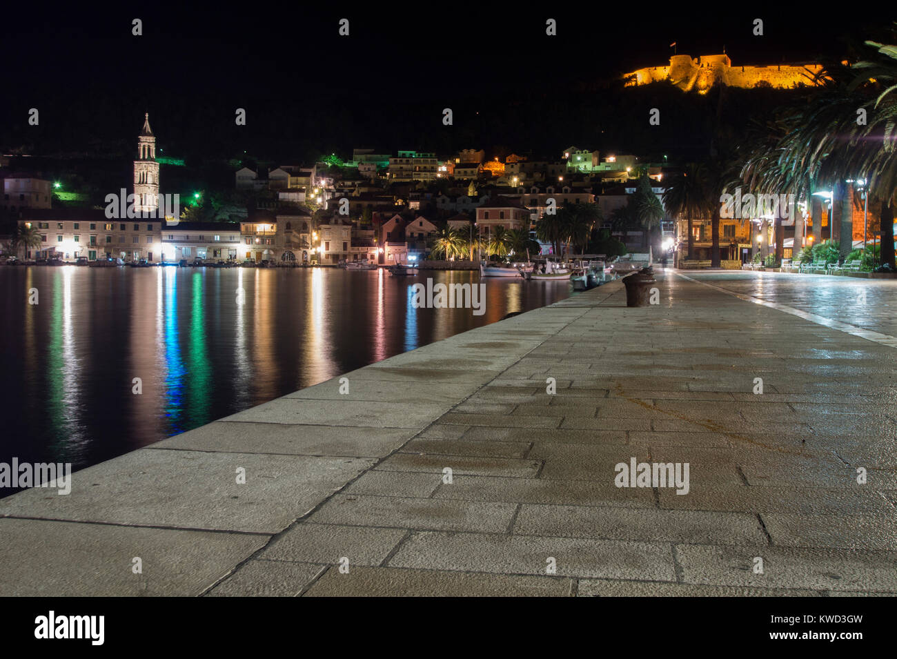 La ville de Hvar, Croatie, la nuit Banque D'Images