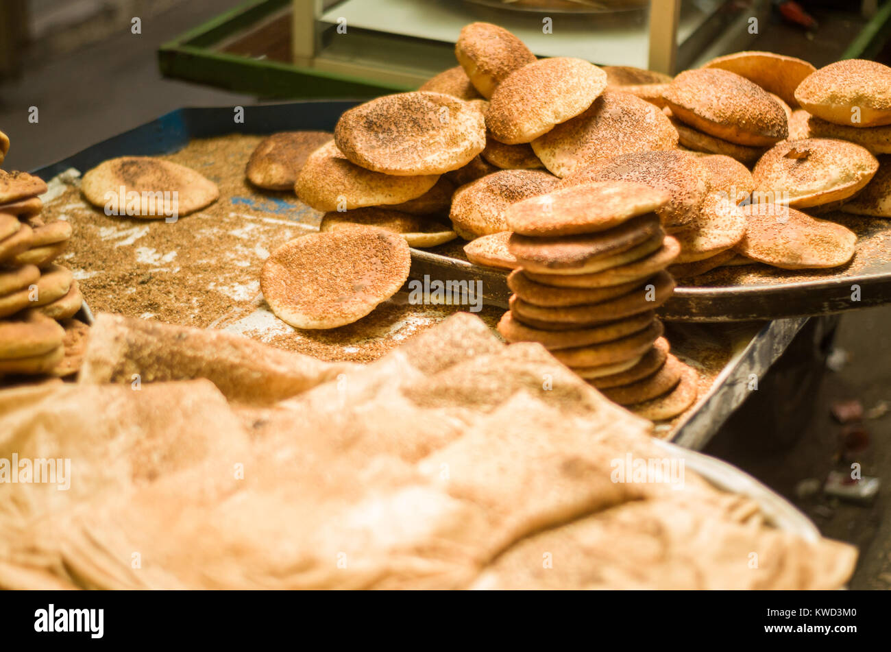 Homme libanais typique de la préparation et de sésame pain au fromage, du centre de Tripoli, ville du nord du Liban. La cuisine de la rue libanaise. Banque D'Images