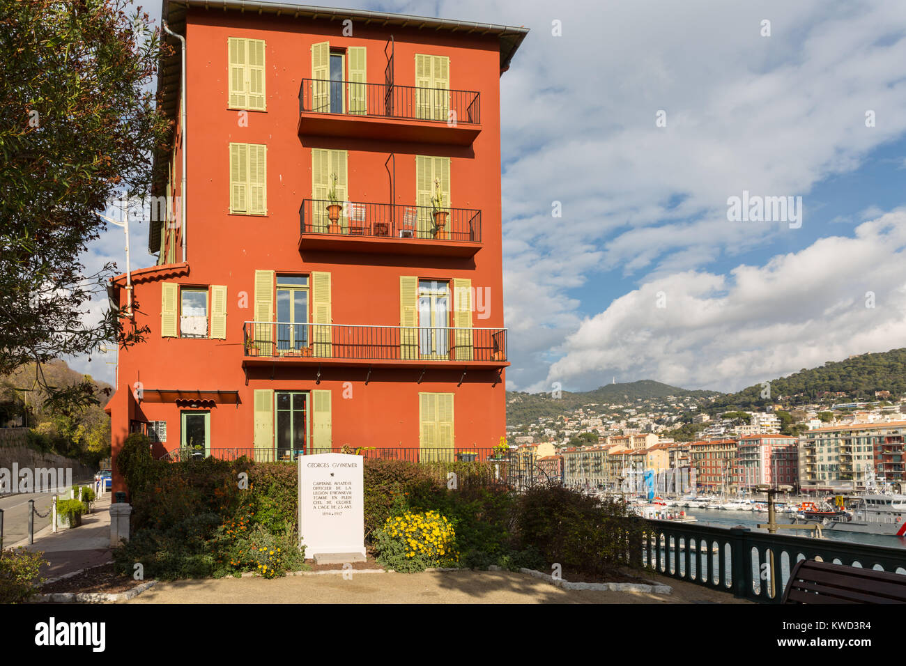 Mémorial Georges Guynemer et pierre rouge typique bâtiment méditerranéen dans le Port de Nice, Alpes Maritimes, Provence, France Banque D'Images