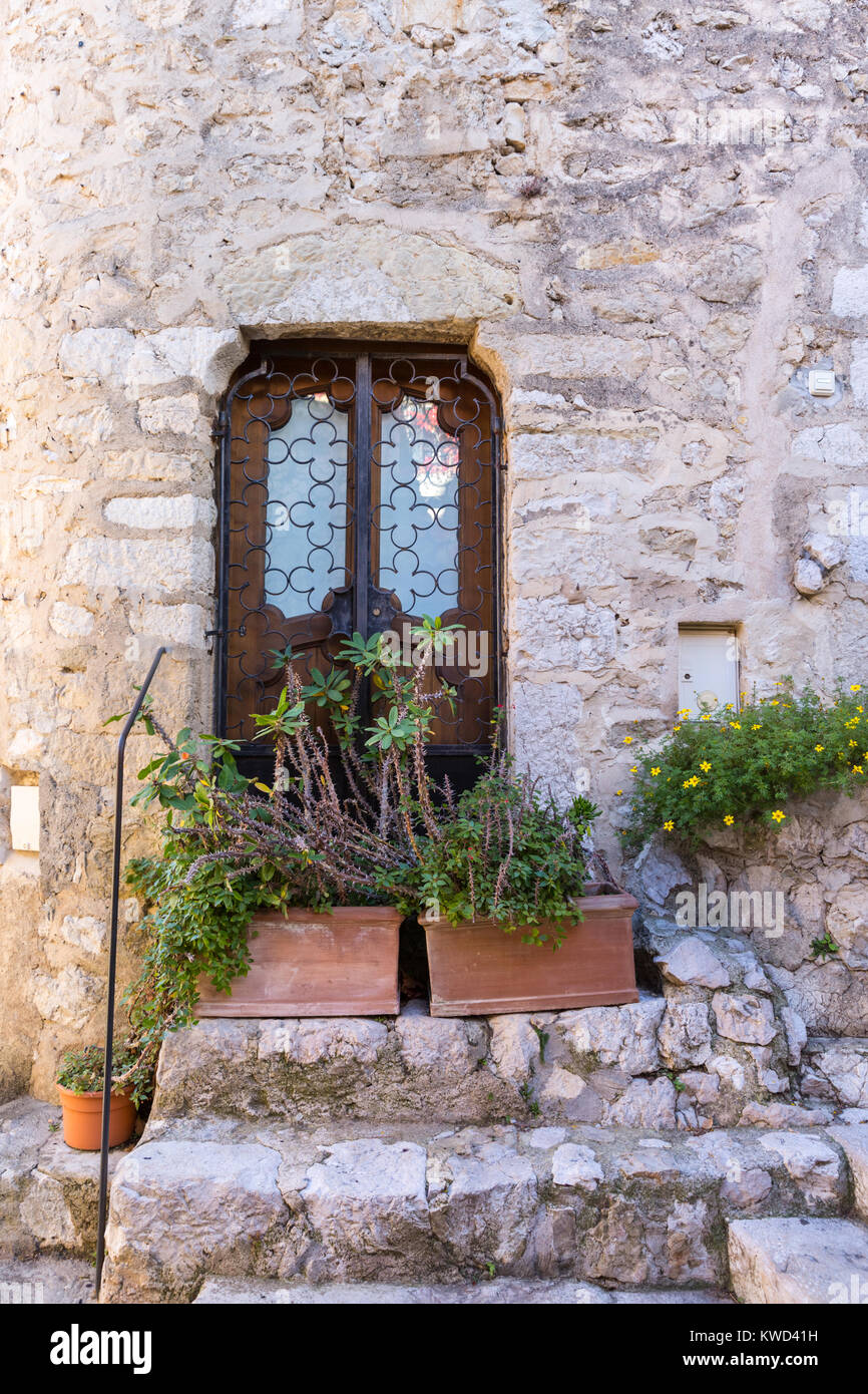 Porte en bois rustique sur l'ancien bâtiment en pierre avec des semoirs Méditerranée, Côte d'Azur, France Banque D'Images