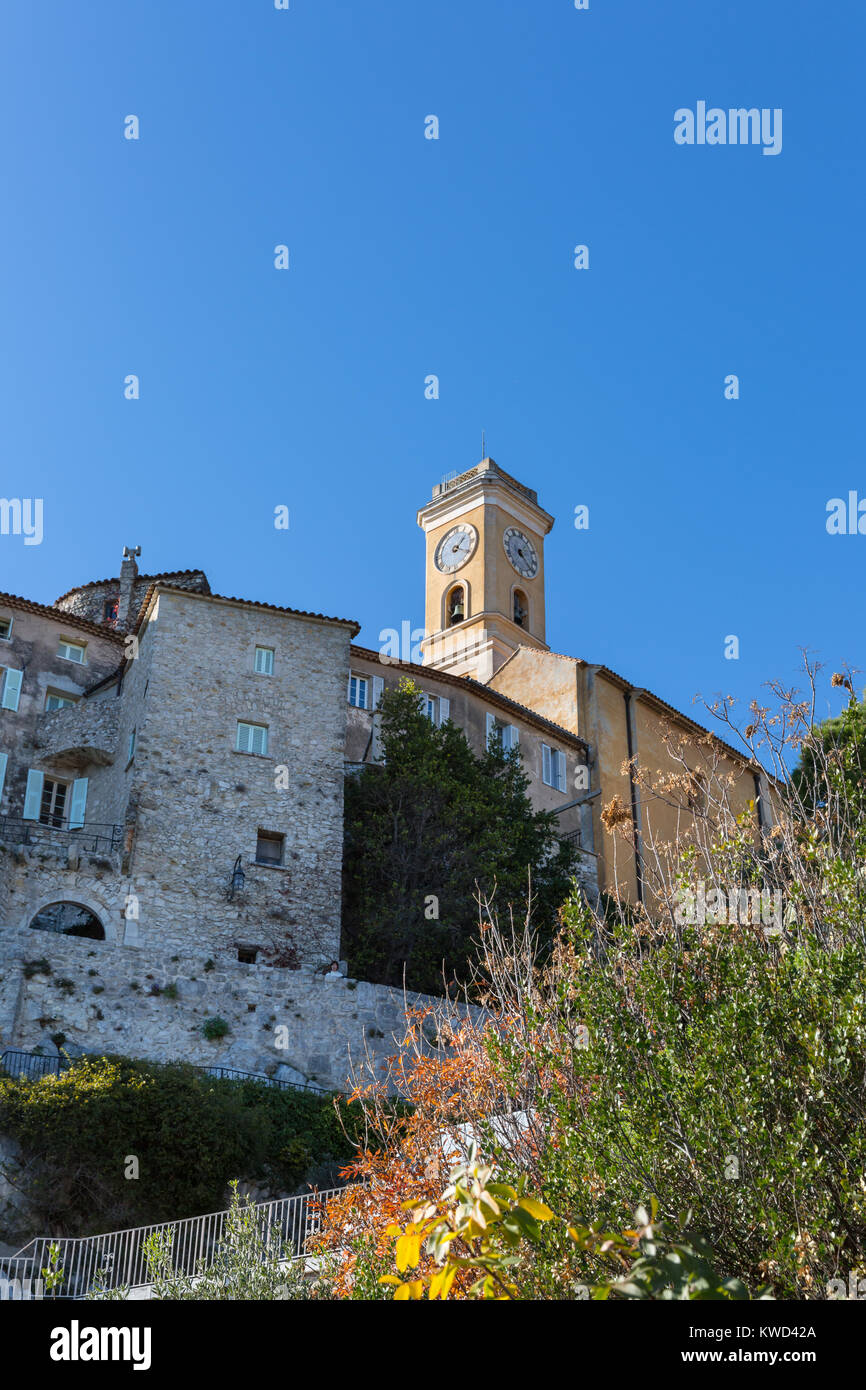 Bâtiments historiques et tour de l'horloge dans le village médiéval d'Eze, Alpes Maritimes, Côte d'Azur, France Banque D'Images