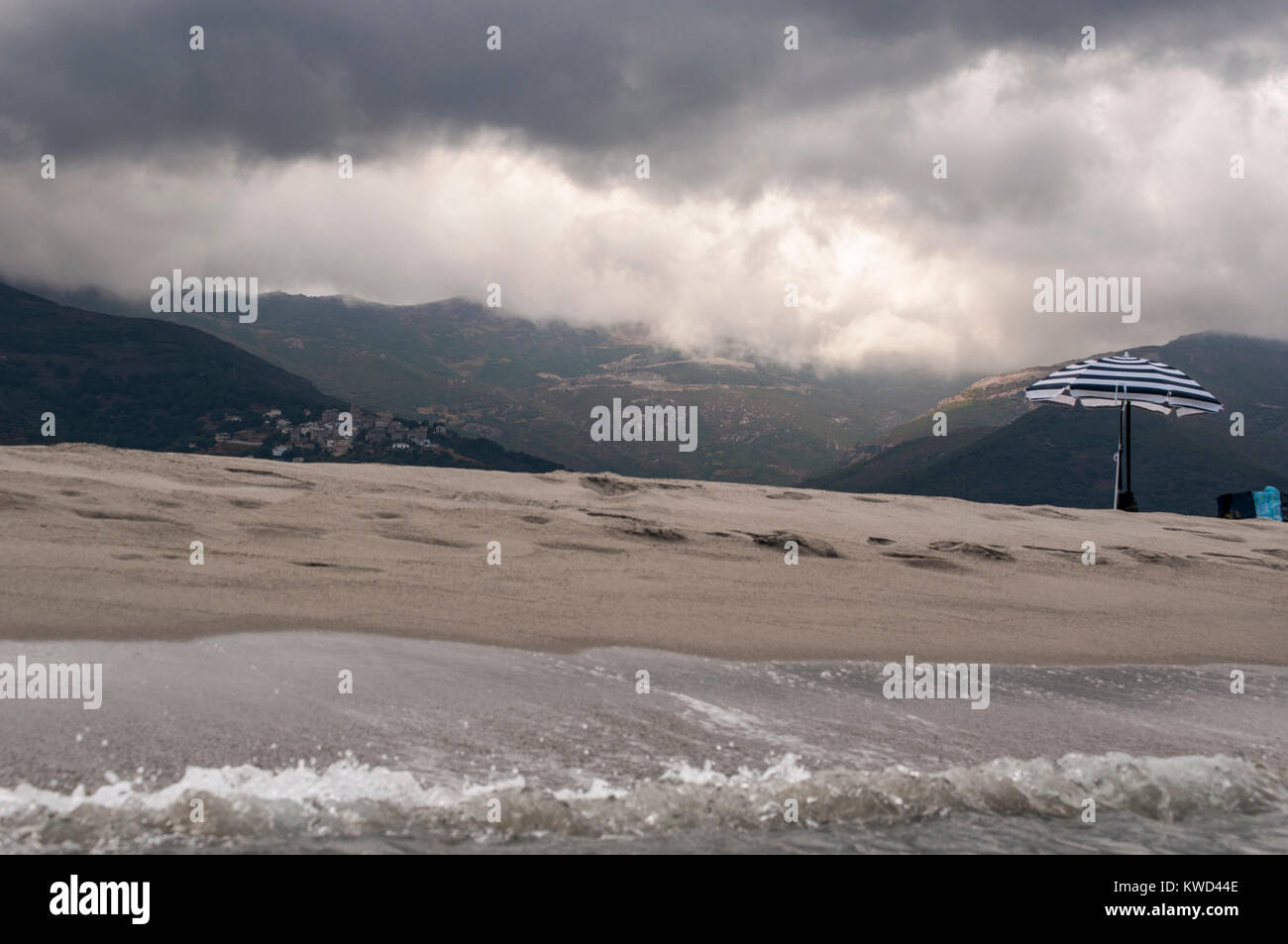 Corse : tempête sur la plage de Furiani, petite ville de la Haute Corse, avec des nuages de pluie et la mer Tyrrhénienne, rugueux Banque D'Images