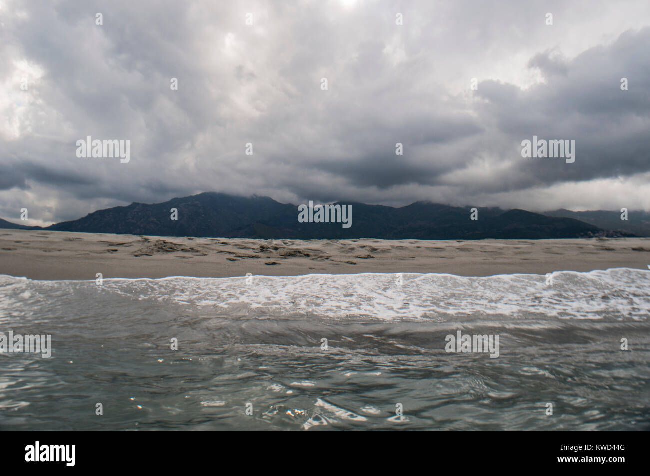 Corse : tempête sur la plage de Furiani, petite ville de la Haute Corse, avec des nuages de pluie et la mer Tyrrhénienne, rugueux Banque D'Images