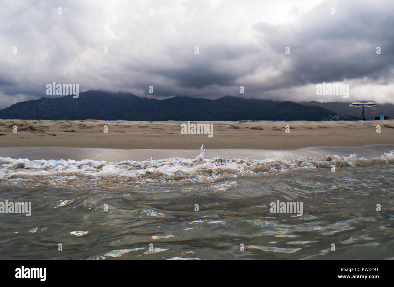Corse : tempête sur la plage de Furiani, petite ville de la Haute Corse, avec des nuages de pluie et la mer Tyrrhénienne, rugueux Banque D'Images