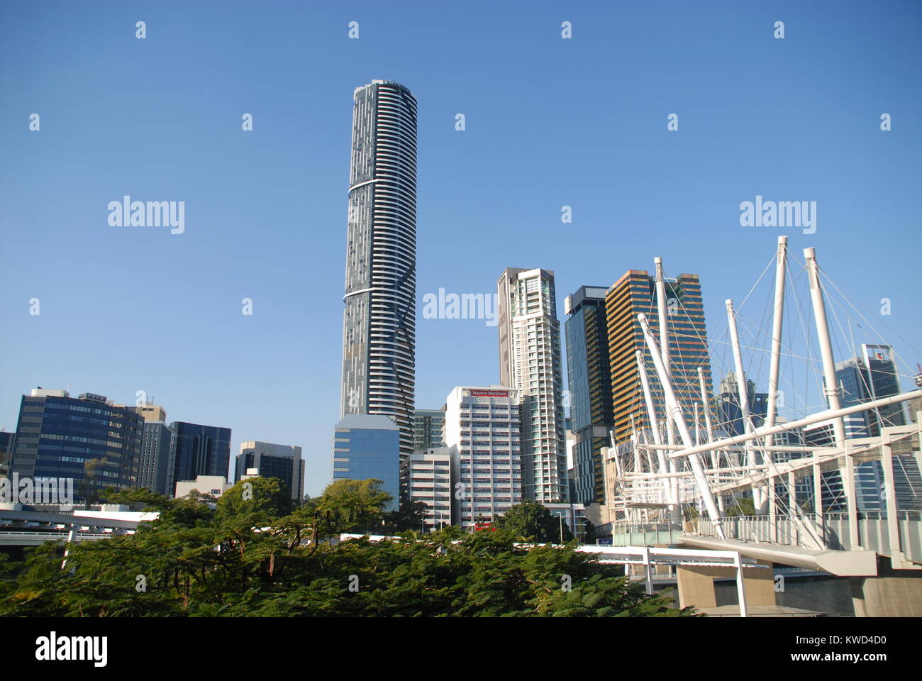 Brisbane, Australie - le 28 juillet 2017 : Tour de l'infini, Santos et Kurilpa Bridge vu de Kurilpa Point Park Banque D'Images