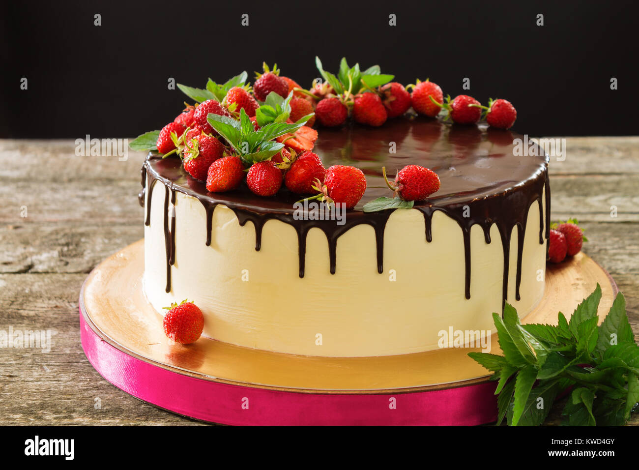 Beau Gateau Rempli De Chocolat Noir Avec Des Fraises Et Menthe Libre Sur Une Table De Bois Sur Un Fond Noir Photo Stock Alamy Beau Gateau Rempli De Chocolat Noir Avec Des Fraises Et Menthe Libre Sur Une Table De Bois Sur Un Fond Noir Photo Stock Alamy