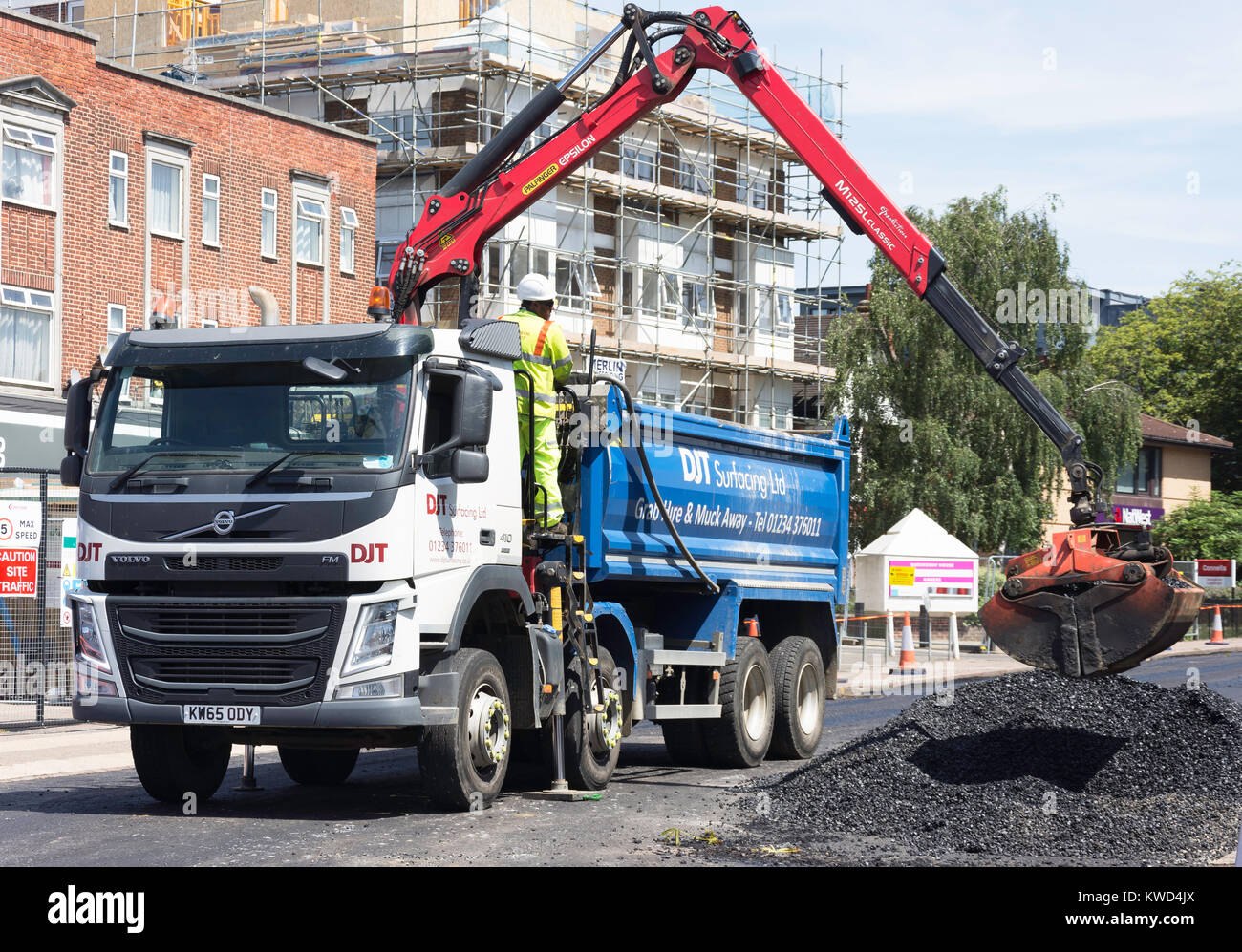 Le resurfaçage de la route camion avec grue, Queensway, Bletchley, Milton Keynes, Buckinghamshire, Angleterre, Royaume-Uni Banque D'Images