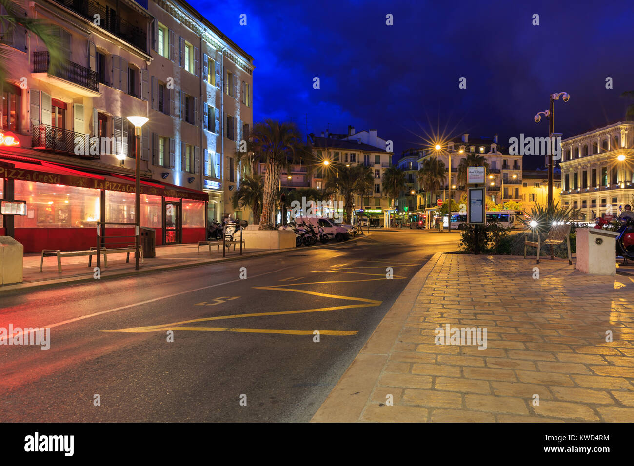 Quai Saint-Pierre illuminé de nuit à Cannes, Côte d'Azur, France Banque D'Images