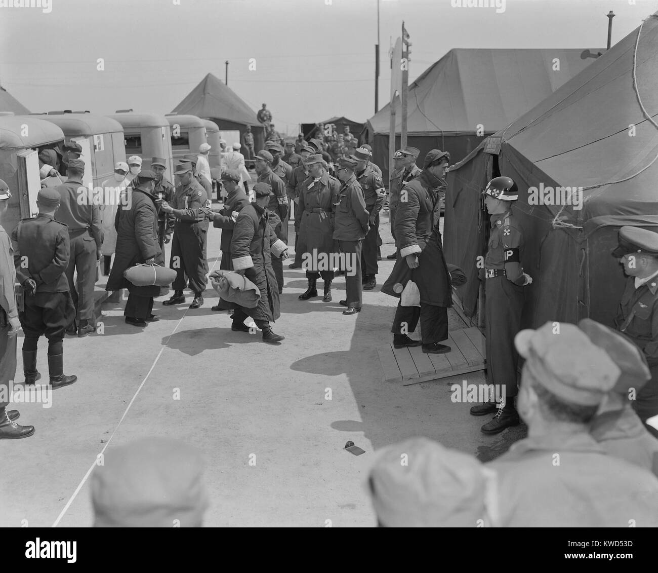 Malades et blessés, prisonniers de guerre de Corée sont échangés au cours de l'opération peu de commutateur. UN POW's sont par les ambulances, tandis que d'autres à l'avant-plan de marche vers les tentes. Panmunjom, Corée, avril-mai, 1953. (BSLOC   2014 11 173) Banque D'Images