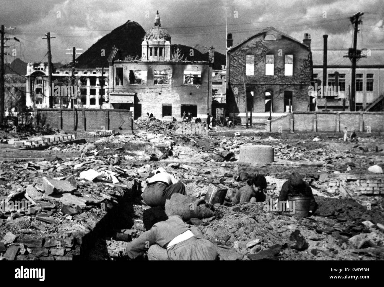 Les femmes et les enfants coréens recherchez les décombres de Séoul pour tout ce qui peut être utilisé ou utilisé comme combustible. Le 1 novembre 1950. La 2e bataille de Séoul en septembre 1950, serait suivie par trois autres en janvier 1951, mars 1951 et avril 1951. Guerre de Corée, 1950-1953. (BSLOC   2014 11 60) Banque D'Images