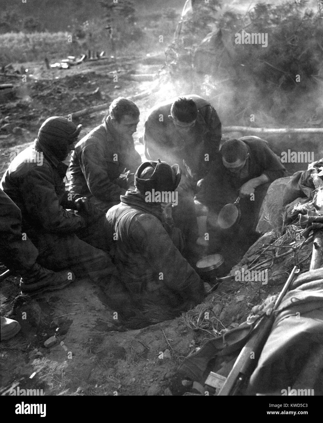 Des soldats américains un 7e Régiment d'infanterie, le go native, la cuisson du riz dans leur trou dans le Kagae-dong, la Corée du Nord. Le 7 décembre 1950. Guerre de Corée, 1950-1953. (BSLOC   2014 11 69) Banque D'Images