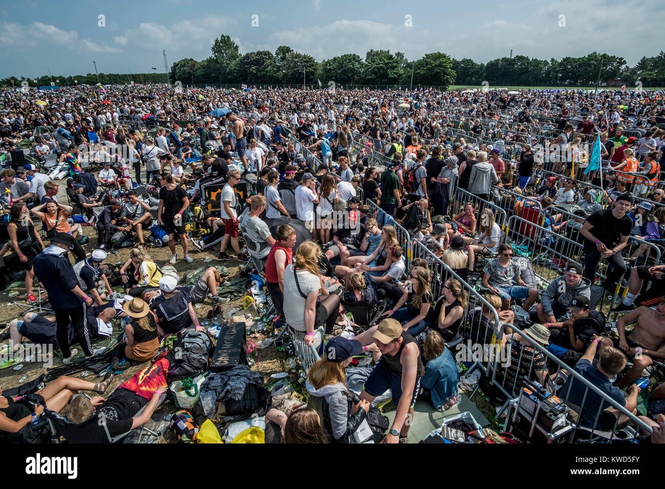 Le Danemark, Roskilde, le 26 juin 2016. Des milliers de festivaliers et amateurs de musique sont dans l'attente de l'ouverture officielle de la zone de camp au Festival Roskilde 2016. Banque D'Images