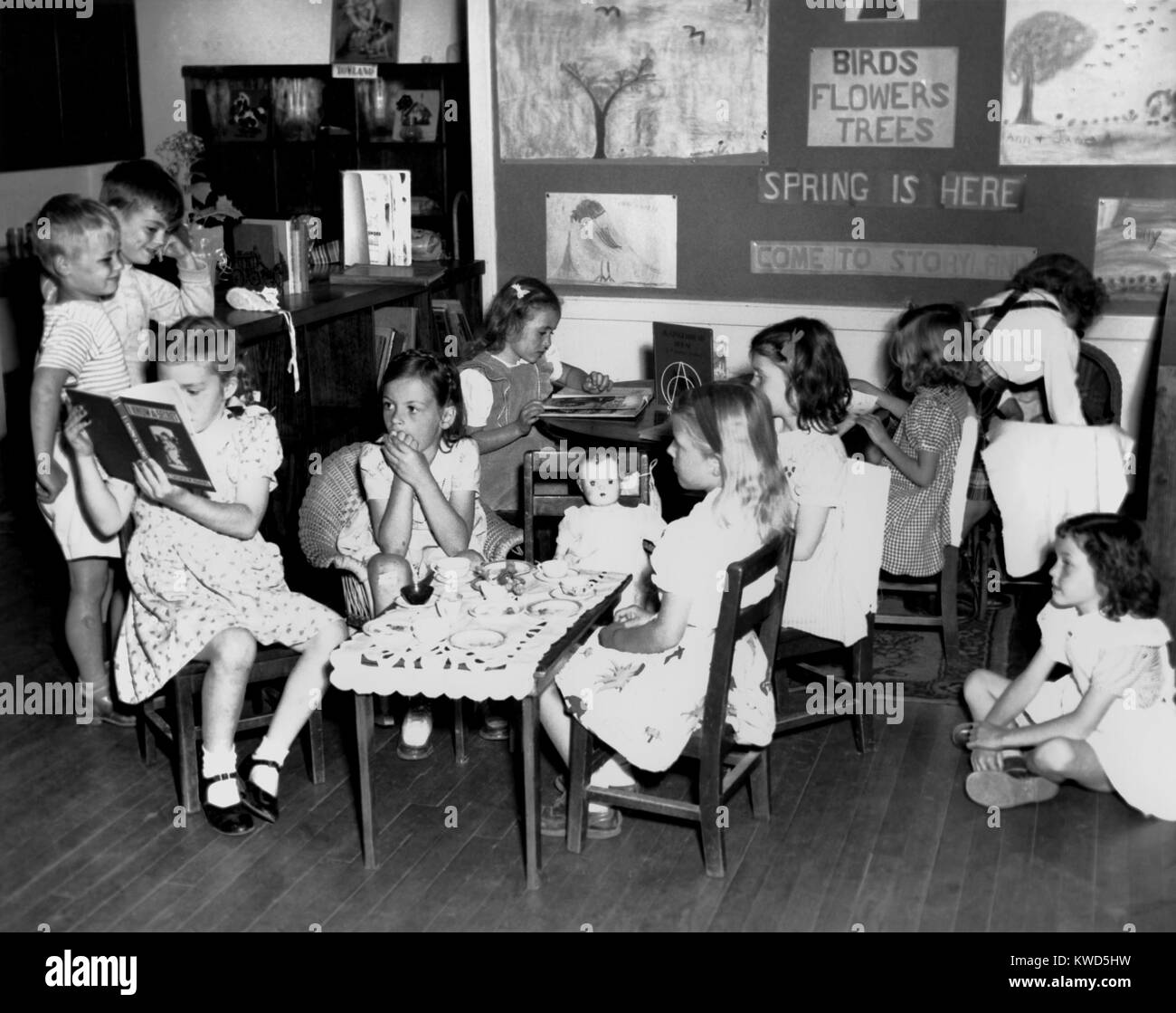 Les jeunes enfants à l'École de Pine Valley, Oak Ridge, Tennessee. Certains lisent, d'autres jouent 'tea party'. Le 20 avril 1945. Photo de Ed Westcott. (BSLOC   2014 13 182) Banque D'Images