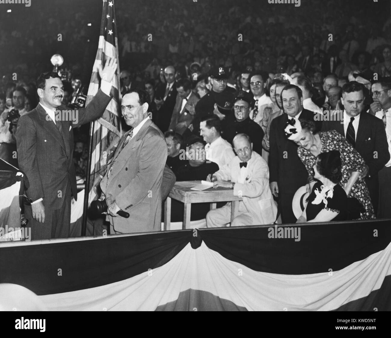 Thomas Dewey, agitant devant la Convention nationale républicaine à Chicago Stadium. Il perdrait l'élection présidentielle de 1948 à Harry Truman. Le 28 juin 1948. (BSLOC   2014 13 37) Banque D'Images