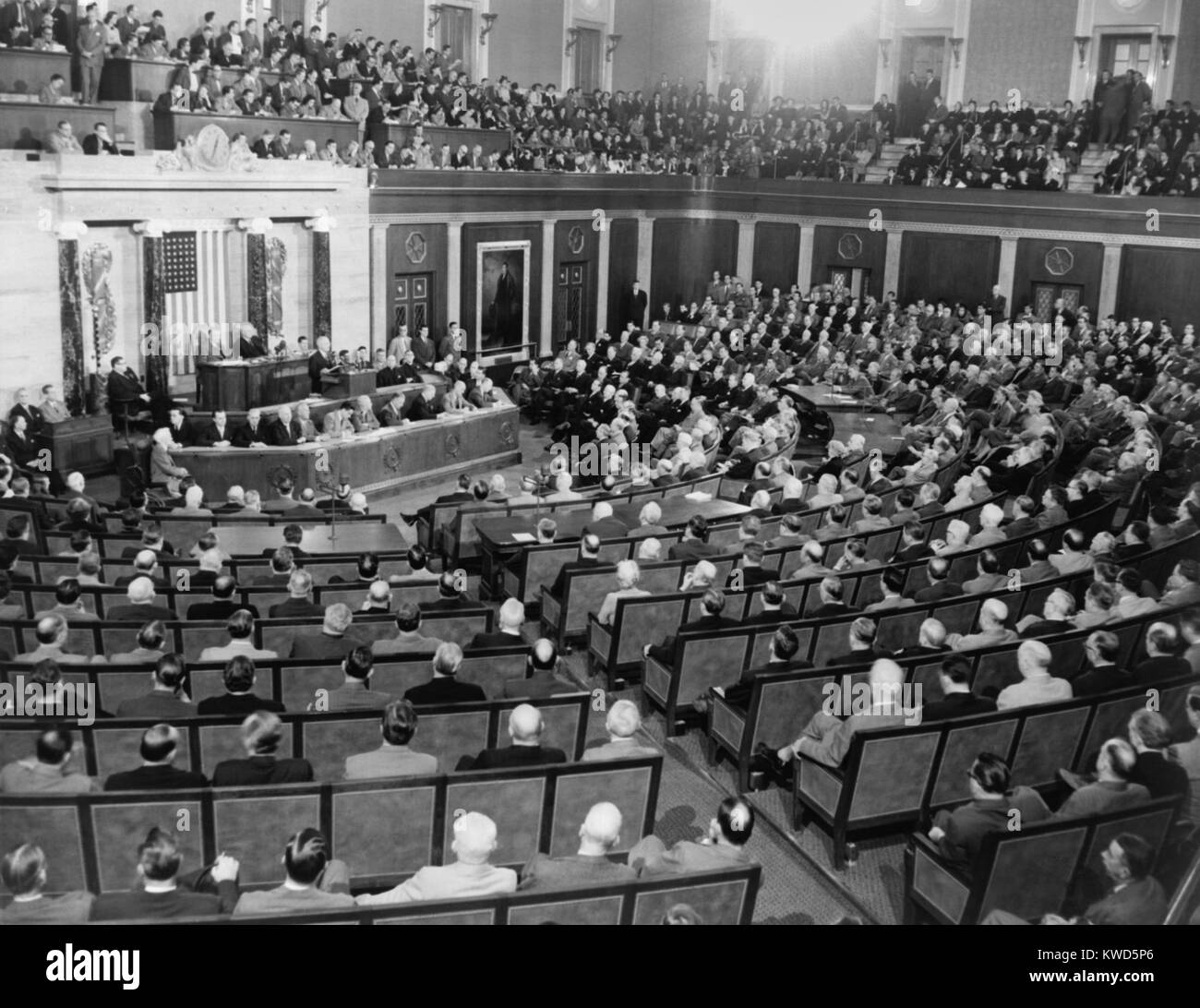 Le président Harry Truman parlant à une session conjointe du Congrès en 1945. Il a fait deux apparitions tel en 1945. Première le 16 avril, après la mort de Franklin Roosevelt. La deuxième, le 23 octobre, distribution d'un message universel sur la formation militaire. (BSLOC   2014 13 43) Banque D'Images