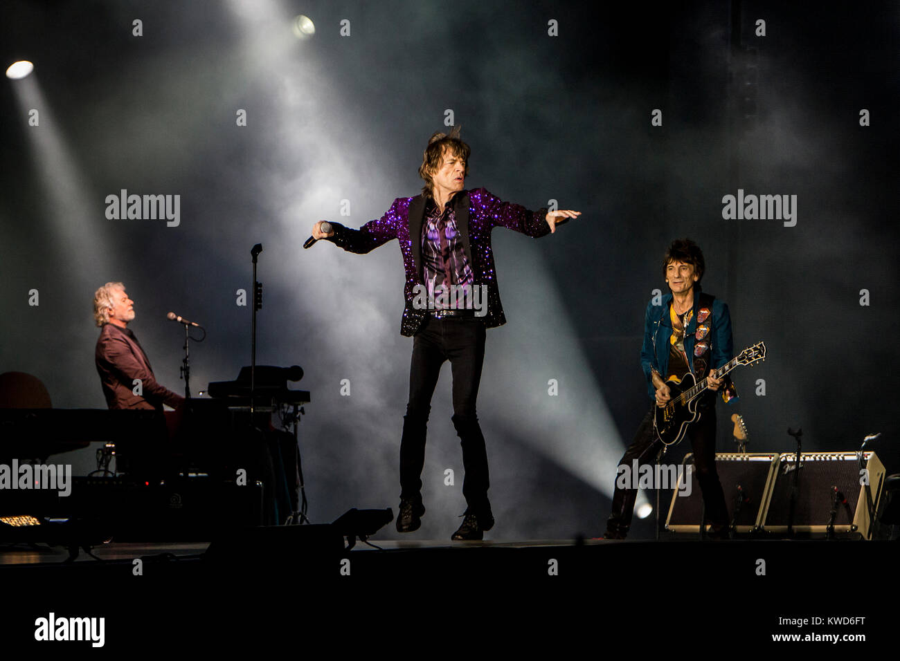 Le légendaire groupe de rock anglais The Rolling Stones effectue un concert live au stade Orange à Roskilde Festival 2014. Ici le chanteur et auteur-compositeur Mick Jagger est représenté sur scène avec Ronnie Wood (R) et Chuck Leavell (L). Le Danemark, 03.07.2014. Banque D'Images