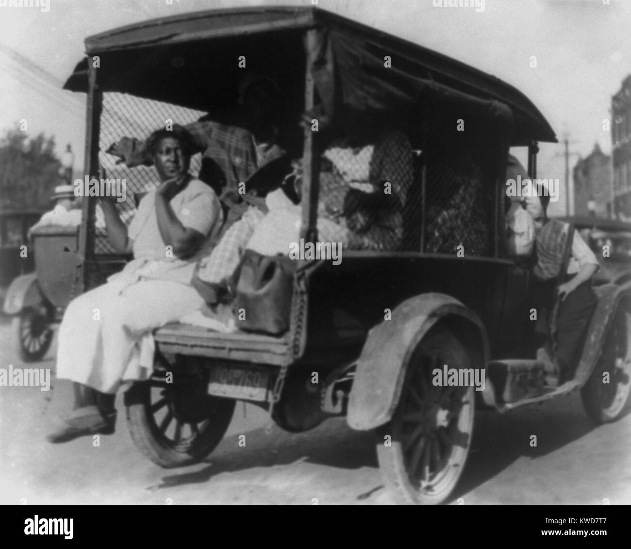 Camion transportant des Afro-américains à la sécurité lors de l'émeute de Tulsa race du 31 mai au 1 juin 1921. Le nombre de décès officiel était de 39 mais d'autres estimations vont de 55 à 300. Photo par Alvin C. Krupnick Company, Tulsa, Oklahoma. (BSLOC   2015 16 155) Banque D'Images