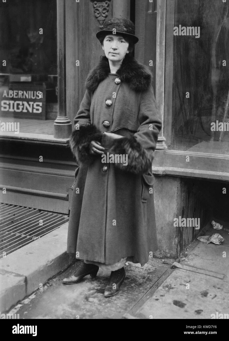 Margaret Sanger en dehors de sa clinique de contrôle des naissances dans la région de Brownsville, à Brooklyn, le 27 octobre 1916. Neuf jours après son ouverture comme Margaret Sanger a été emprisonné pour avoir violé les lois sur l'obscénité de Comstock. (BSLOC   2015 16 211) Banque D'Images