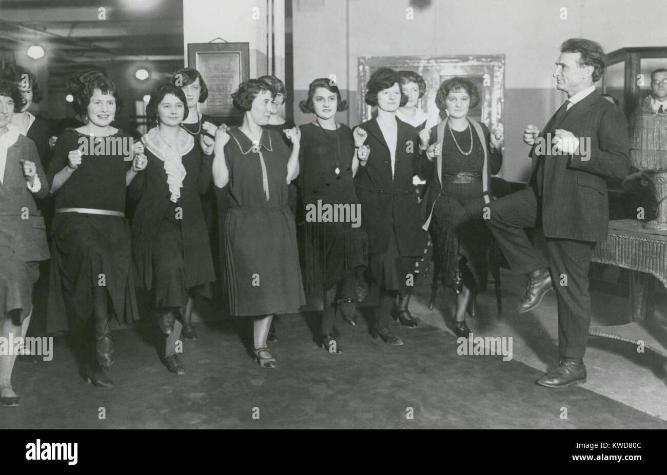 Bernarr Macfadden exhortaient les employés à exercer dans son édition 1922, le bureau de New York. Macfadden's magazine de 1899 DE LA CULTURE PHYSIQUE s'est transformé en un empire d'édition, détective, roman, film, et magazines sportifs. (BSLOC   2015 16 235) Banque D'Images