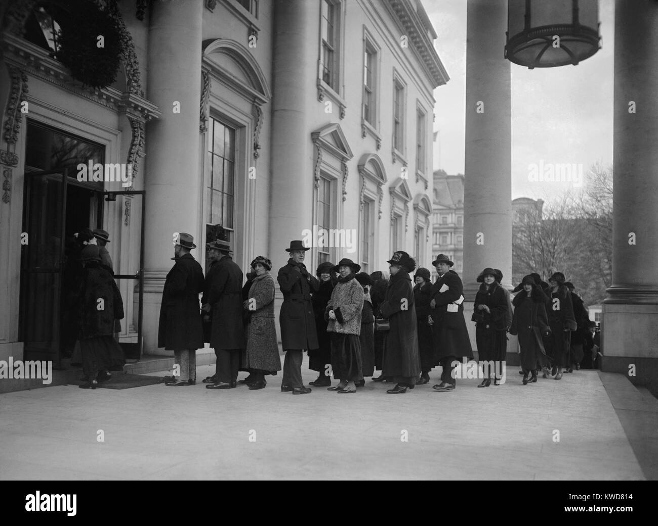 Les citoyens en ligne à la Maison Blanche pour le premier Nouvel An de Calvin Coolidge. Jan 1, 1924. (BSLOC   2015 16 25) Banque D'Images