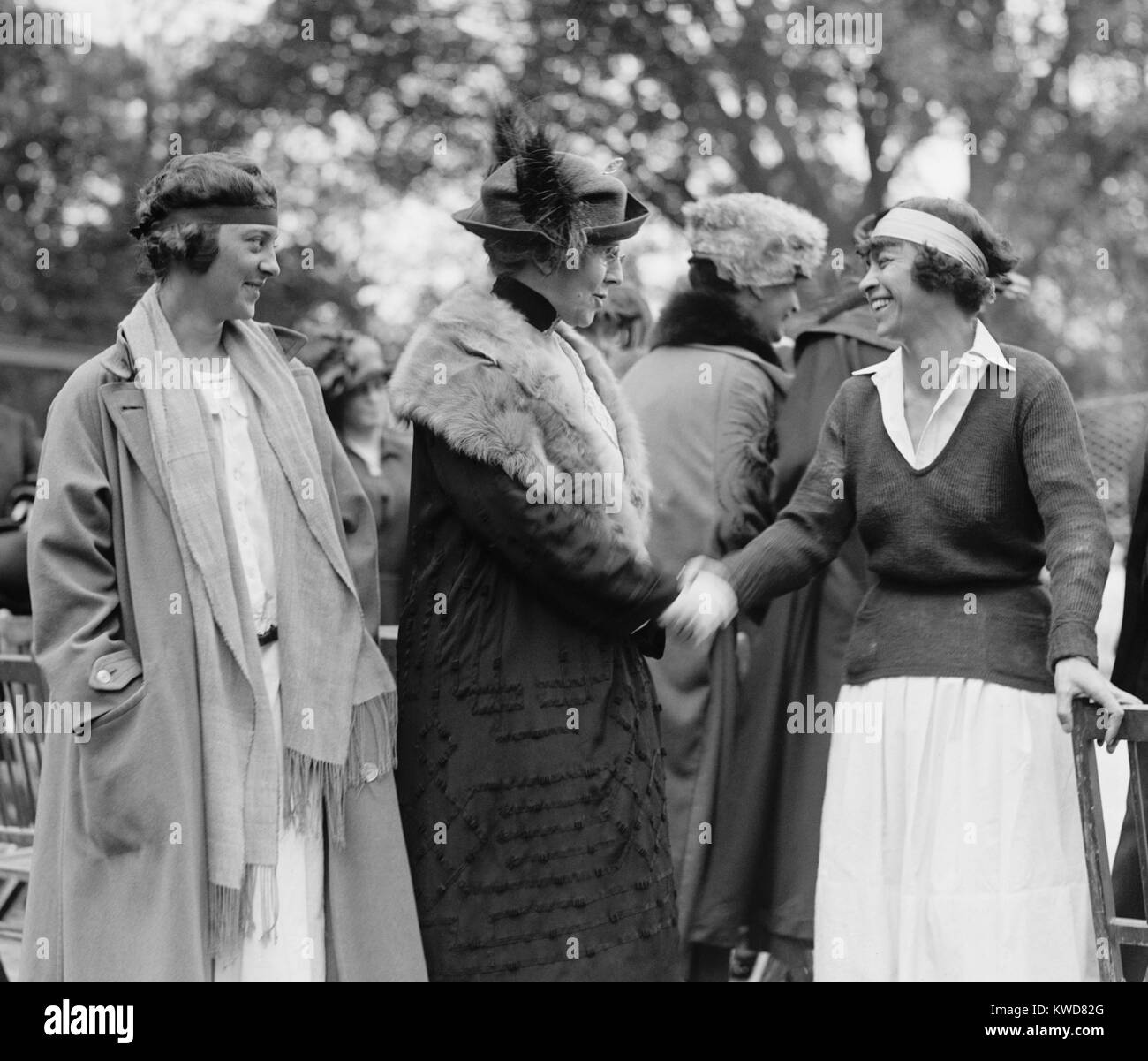 Première Dame Florence Harding shaking hands with champion de tennis, Molla Mallory. Marion Jessup ressemble à la Maison blanche sur un court de tennis. Le 10 mai 1922. (BSLOC 2015 16 5) Banque D'Images