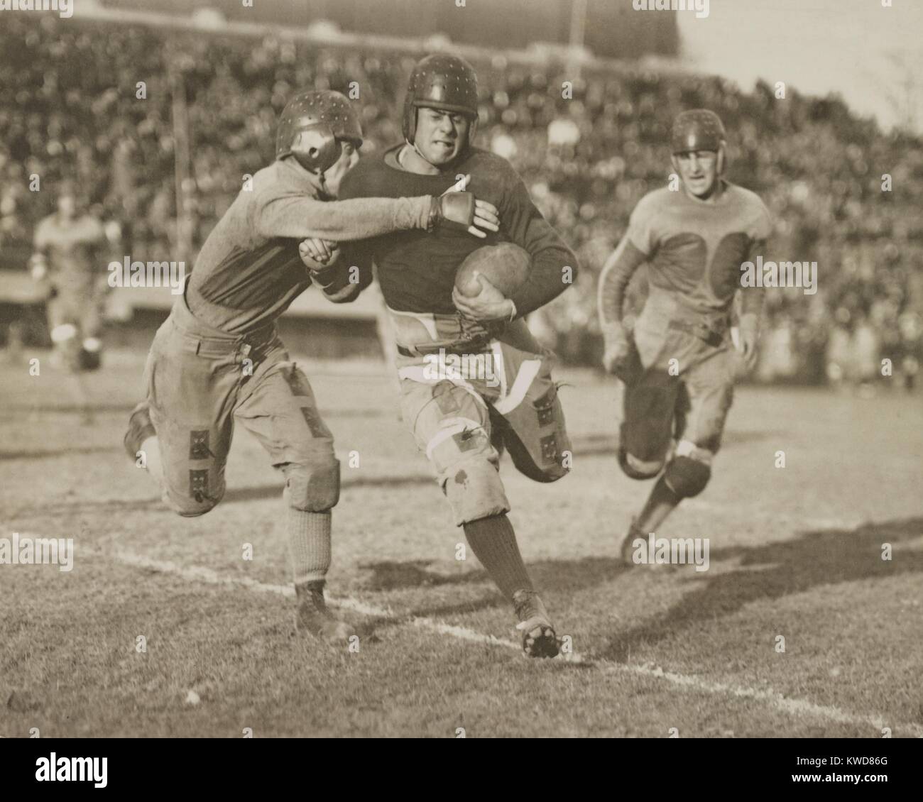 L'action de football des années 1920. Des centaines de spectateurs montre de sièges du stade. (BSLOC   2015 17 124) Banque D'Images