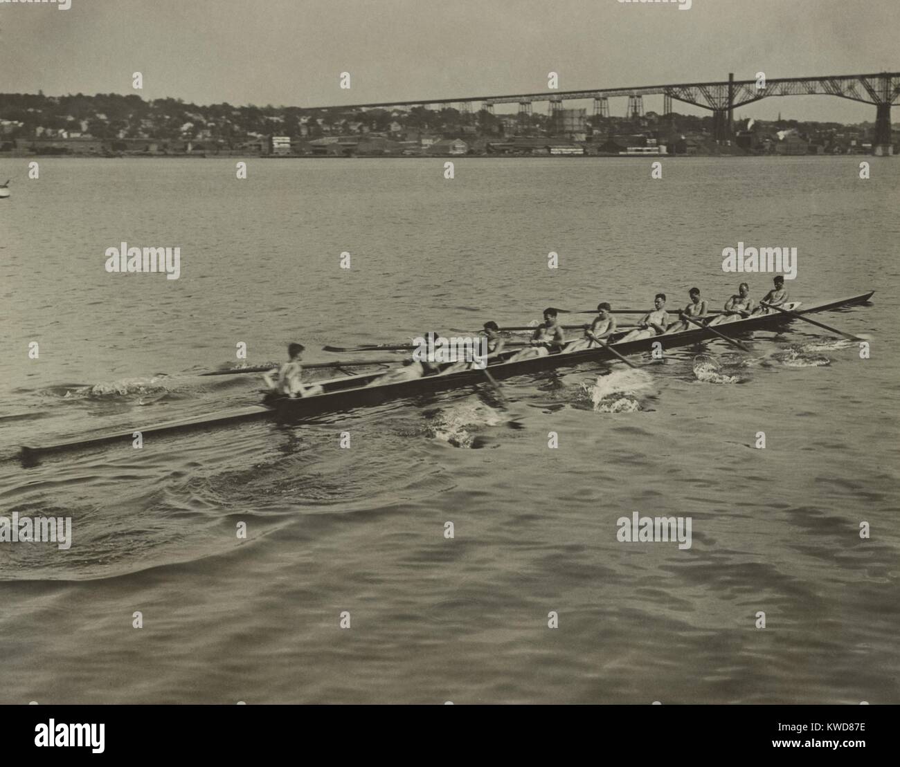 L'équipe universitaire de l'Université de Pennsylvanie dans la rivière Hudson à Poughkeepsie, 20 juin 1922. Ils sont pour la formation interuniversitaire annuelle d'Aviron. (BSLOC 2015 17 144) Banque D'Images