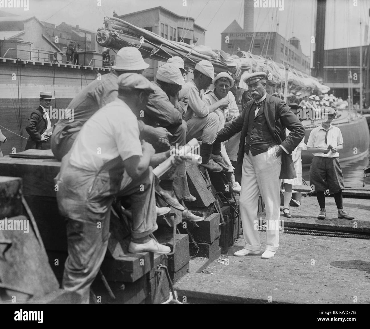 Sir Thomas Lipton avec son équipage yachting. La photo n'a peut-être pris au New York Yacht Club en 1920 quand Lipton contesté sans succès U.S. defender, Résolu avec son Shamrock IV. (BSLOC   2015 17 145) Banque D'Images