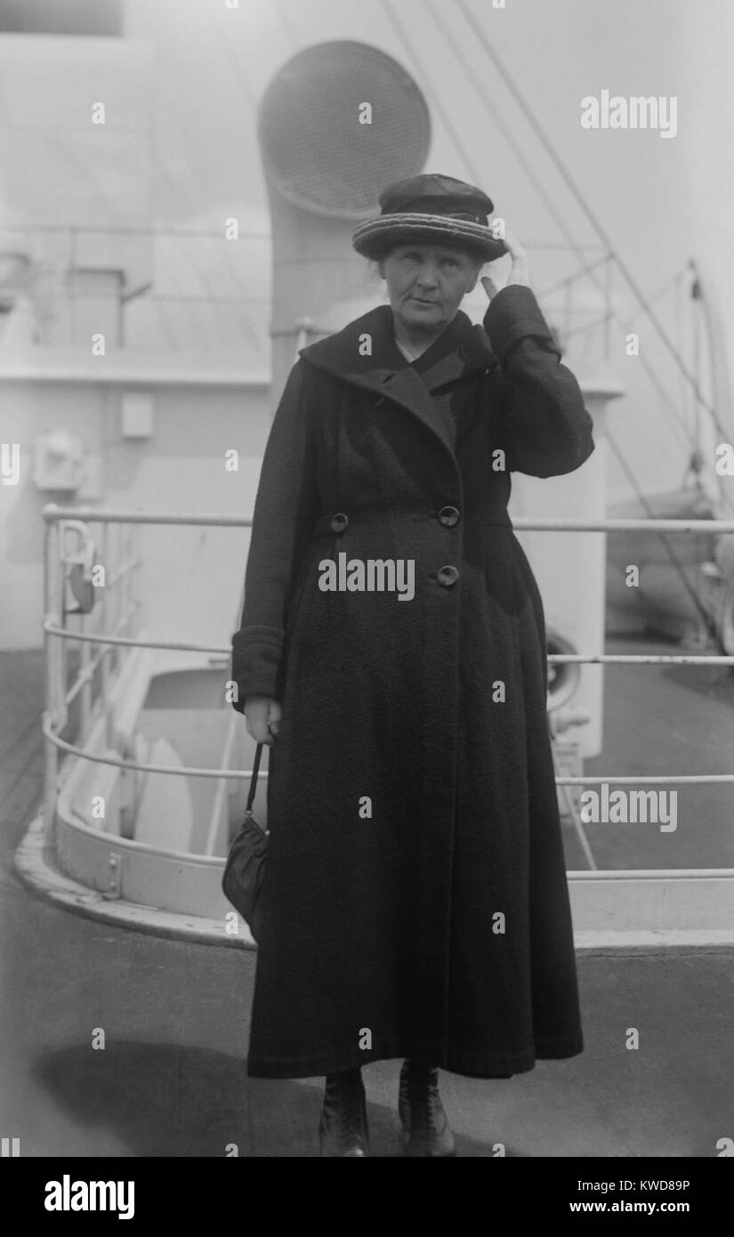 Marie Curie, Polish-French physicien qui a remporté deux prix Nobel de physique, en 1903 et 1911 pour la chimie. Elle était sur un paquebot à New York City, ca. 1920. (BSLOC   2015 17 189) Banque D'Images