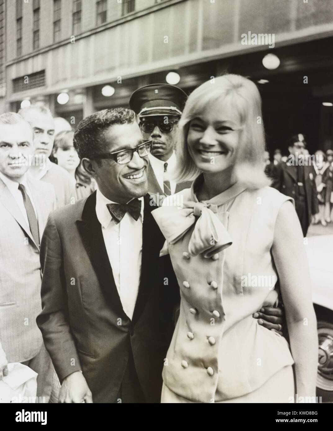 Nord de l'Afrique de l'Acteur Sammy Davis et son épouse, l'actrice suédoise née mai Britt. Ils ont assisté à la première de "le rugissement du Greasepaint - l'odeur de la foule,' au Shubert Theatre, New York City, le 17 mai. 1965. (BSLOC   2015 17 223) Banque D'Images