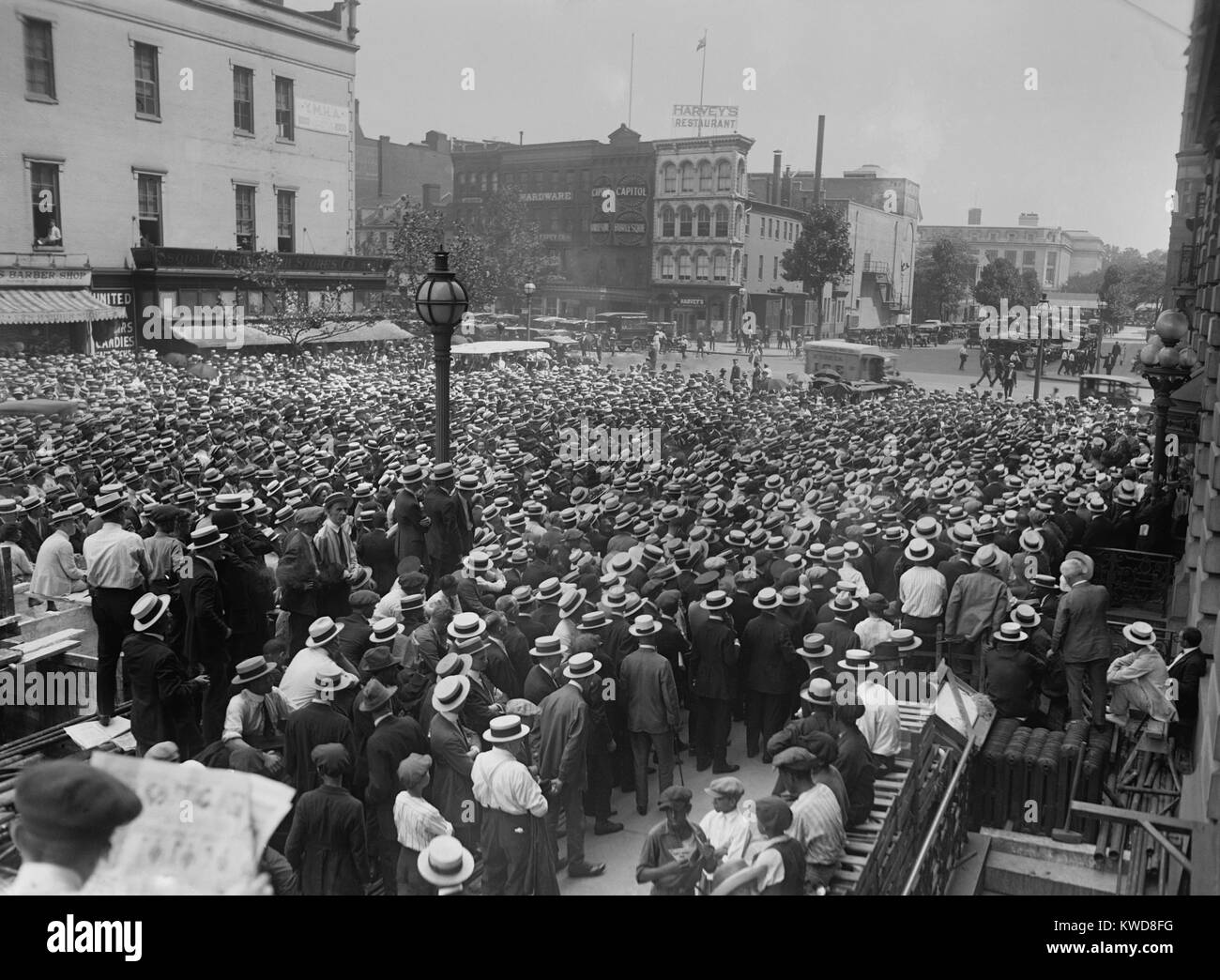 La foule arrivant à la Jack Dempsey-Georges Carpentier lutte. Jersey City, 2 juillet 1921. Le Heavyweight Championship lutte a été le premier à attirer plus d'un millions de dollars à la porte. (BSLOC   2015 17 61) Banque D'Images
