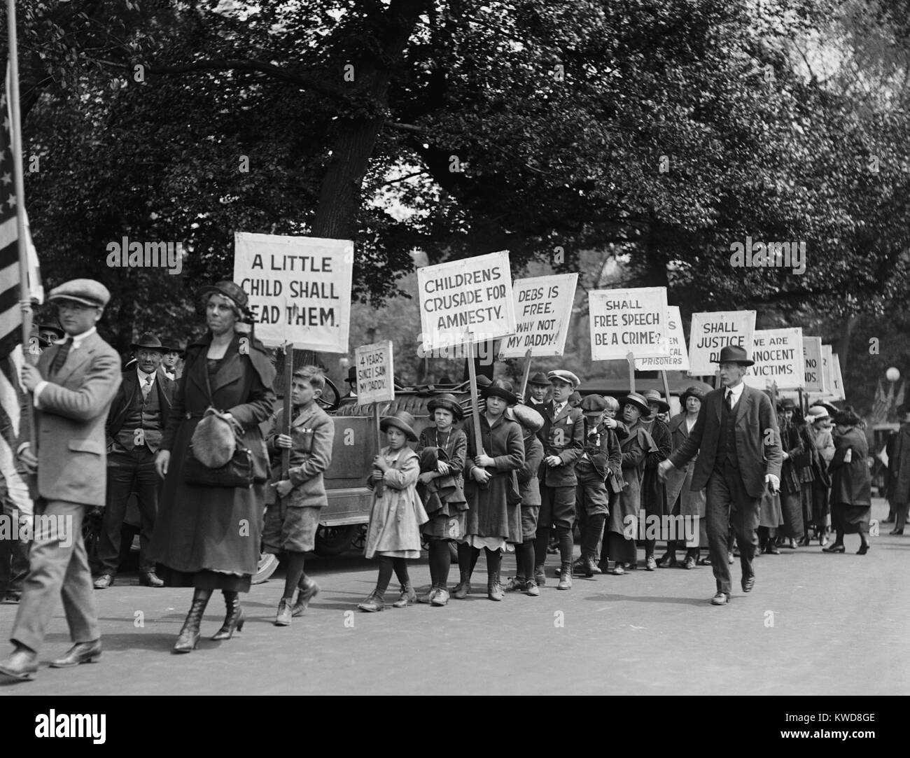 Croisade des enfants pour l'amnistie pour les prisonniers politiques américains pour protester contre la guerre 1 Assad détourné. En 1922 ils ont défilé à Washington D.C. avec panneaux indiquant ', quatre ans que j'ai vu mon papa,' et 'Debs est libre, qui pas mon papa ?' (BSLOC   2015 16 119) Banque D'Images