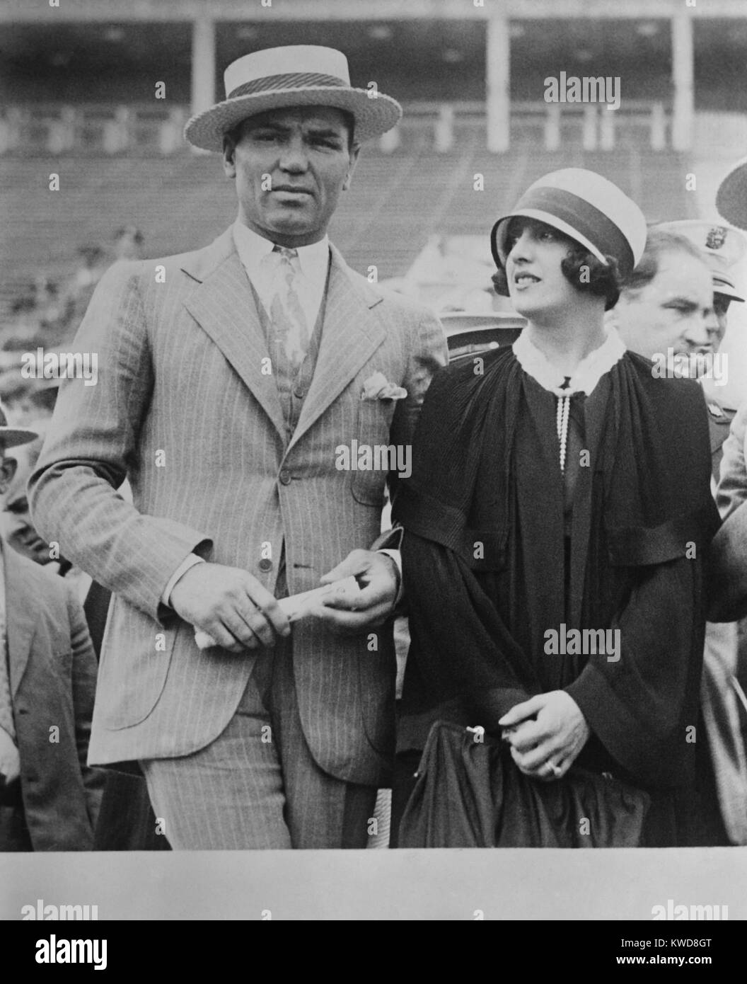 Jack Dempsey et épouse, l'actrice Estelle Taylor, à un événement sportif. Ils co-vedette dans une pièce de Broadway appelé le grand combat 1928. (BSLOC___2015 17 75) Banque D'Images