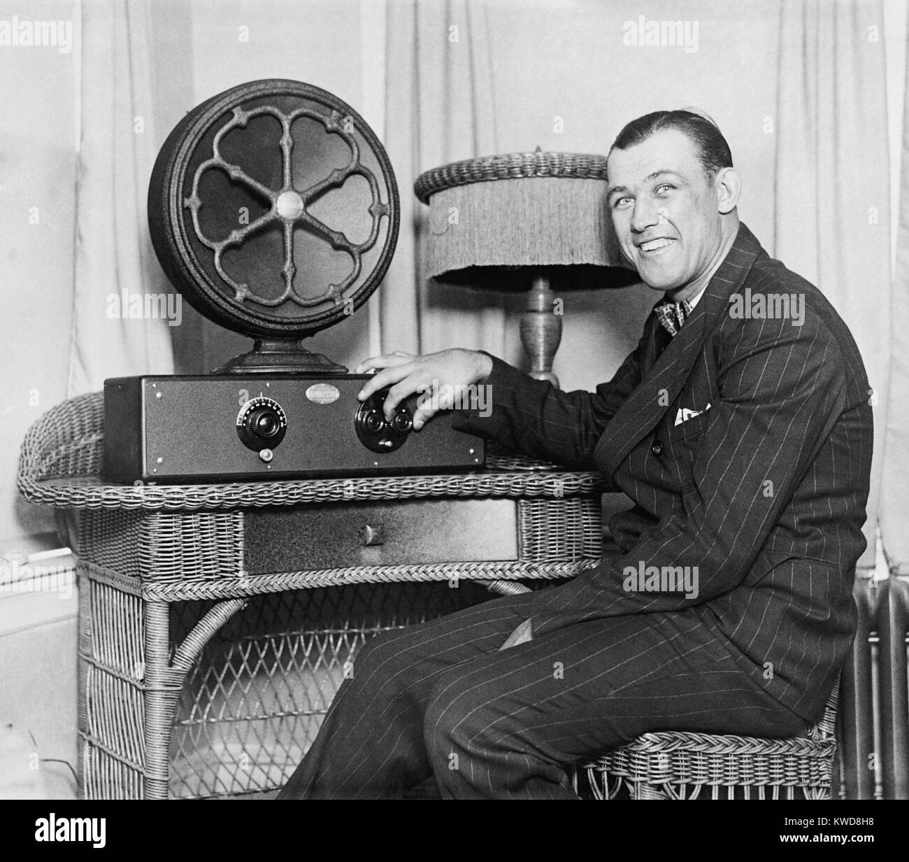 Jack Sharkey Boxer lors d'une radio avec haut-parleur externe, ca. 1925-28. (BSLOC   2015 17 81) Banque D'Images